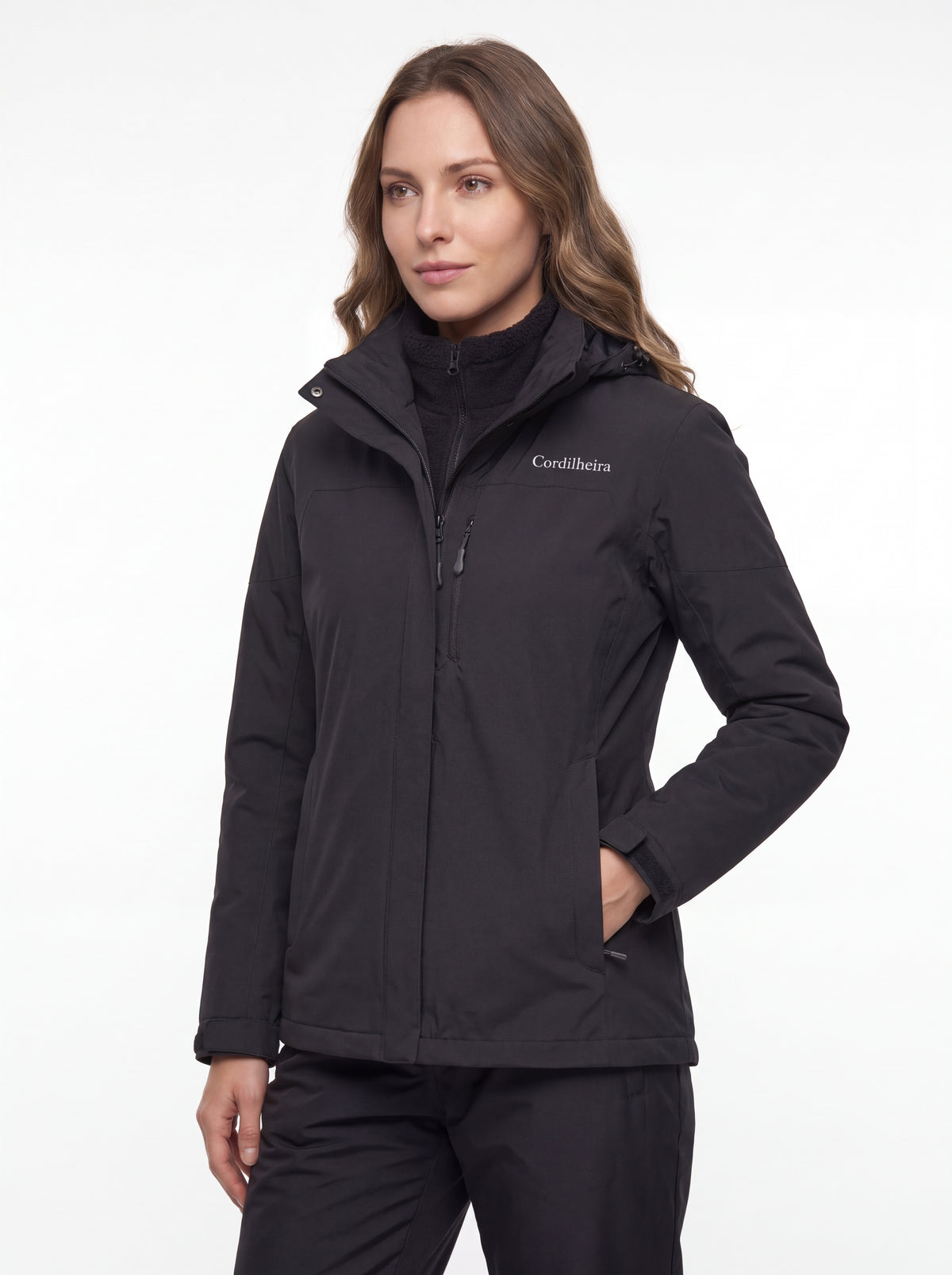 Modelo usando Jaqueta 3 em 1 Cordilheira Alpine Feminina em fundo branco com logotipo visível, Roupa da Marca Cordilheira com Boa qualidade e acabamento Confiável para uso outdoor.