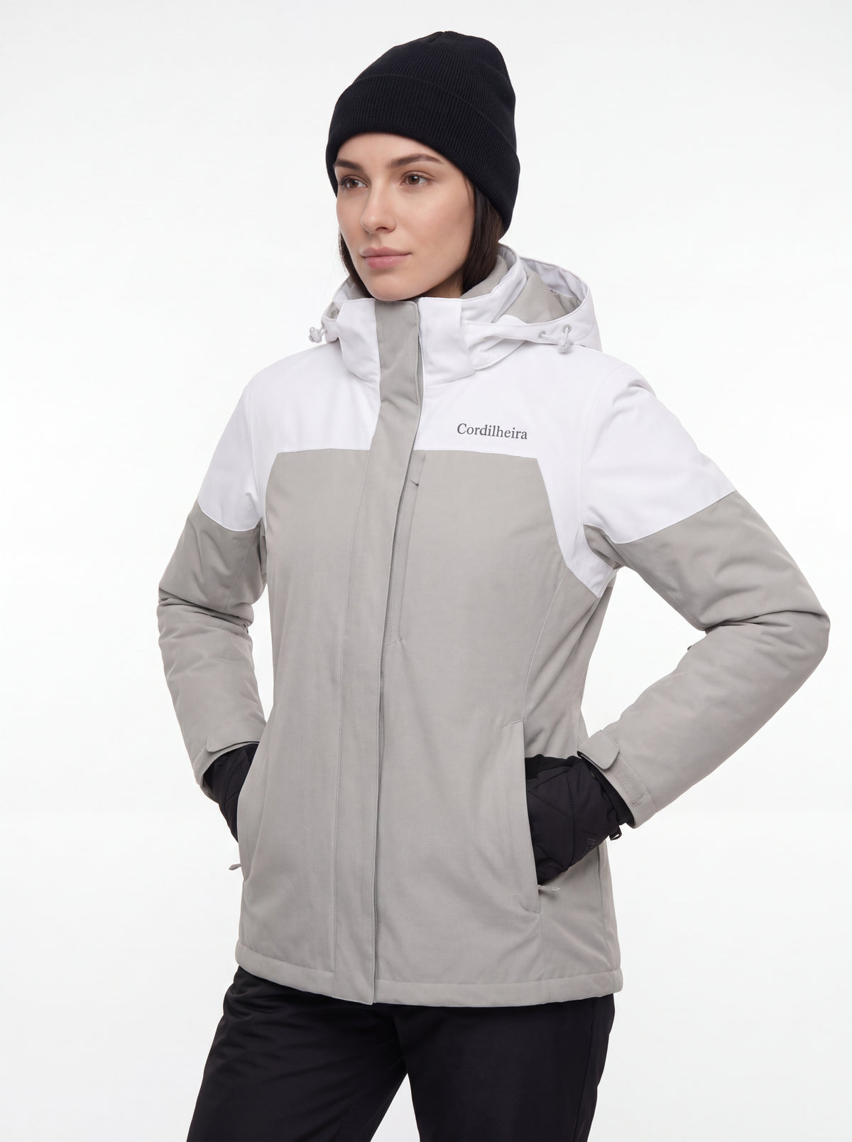Modelo usando Jaqueta 3 em 1 Cordilheira Alpine Feminina com logotipo em destaque, Roupa da Marca Cordilheira com Boa qualidade, resistência e acabamento Confiável para atividades outdoor.