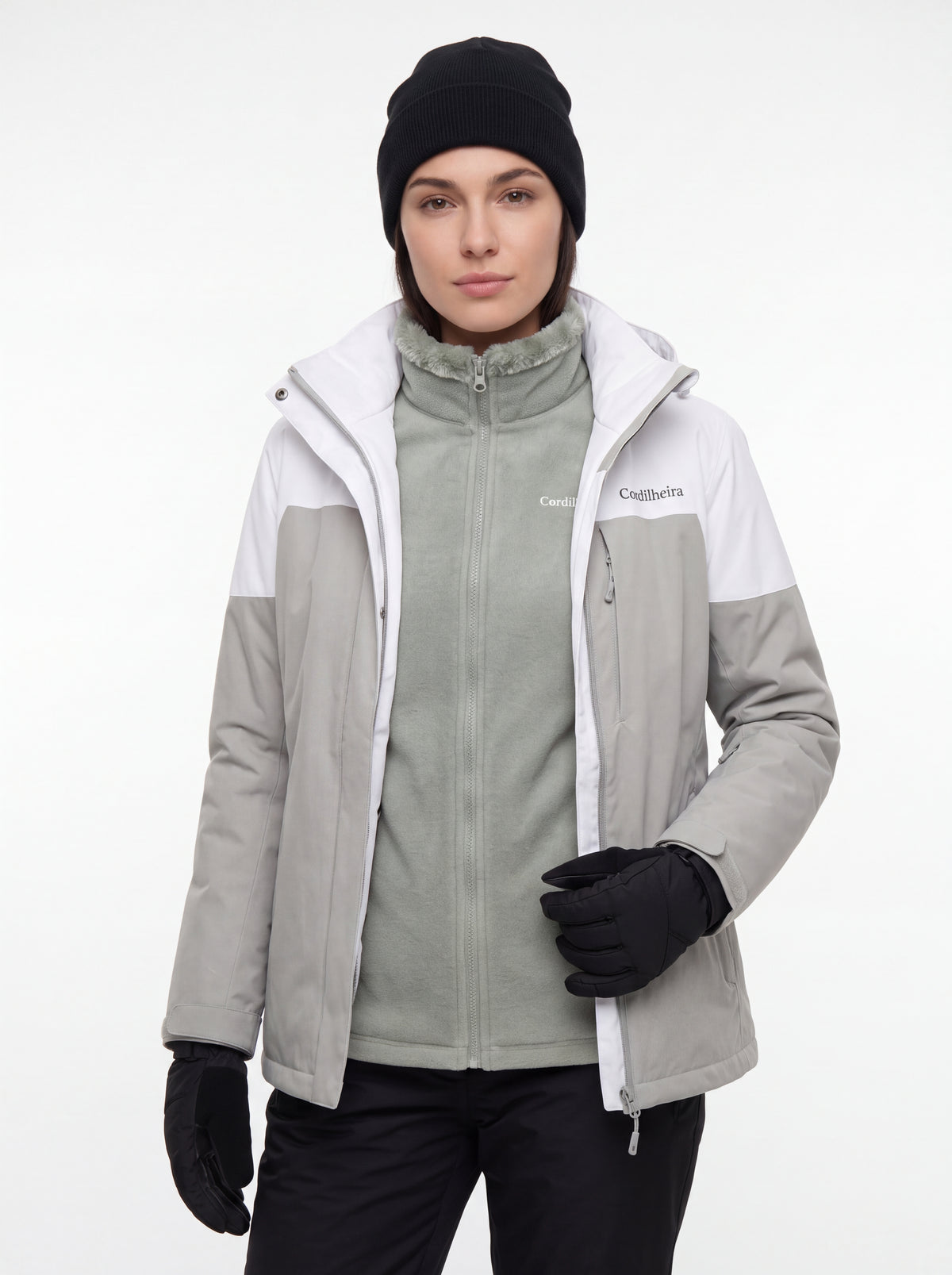 Modelo vestindo Jaqueta 3 em 1 Cordilheira Alpine Feminina em ensaio de estúdio, Roupa da Marca Cordilheira com Boa proteção impermeável e desempenho Confiável para neve e frio.
