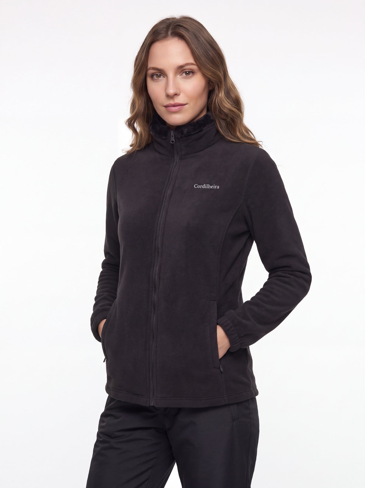 Modelo vestindo Jaqueta 3 em 1 Cordilheira Alpine Feminina, Roupa da Marca Cordilheira com Boa qualidade, resistência e proteção impermeável Confiável para frio, neve e aventura outdoor.