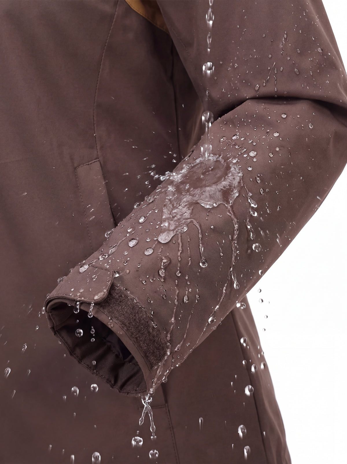 Close-up das gotas de água sobre o tecido impermeável da Jaqueta 3 em 1 Cordilheira Alpine Feminina, Roupa da Marca Cordilheira com Boa resistência à umidade e proteção Confiável para chuva, neve e atividades outdoor.