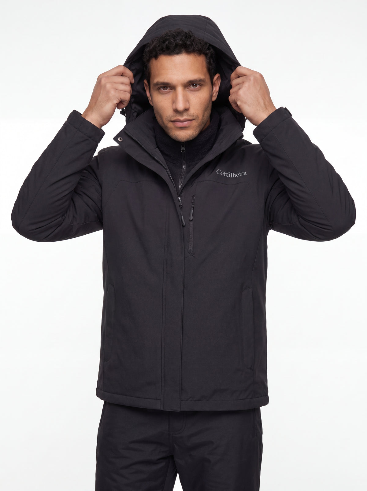 Modelo colocando o capuz da Jaqueta 3 em 1 Cordilheira Alpine Masculina, Roupa da Marca Cordilheira com Boa proteção e resistência Confiável para vento, neve e frio.