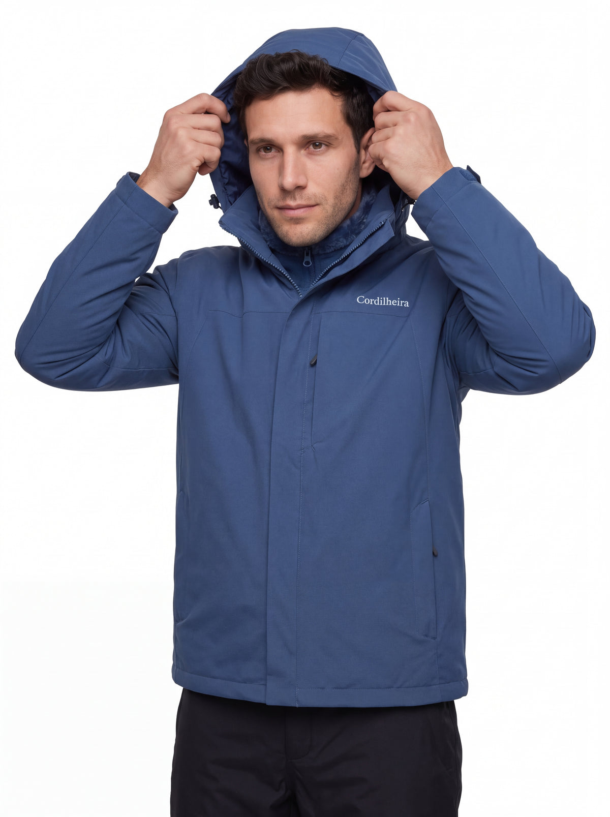 Modelo colocando o capuz da Jaqueta 3 em 1 Cordilheira Alpine Masculina, Roupa da Marca Cordilheira com Boa proteção Confiável contra vento, frio e neve.