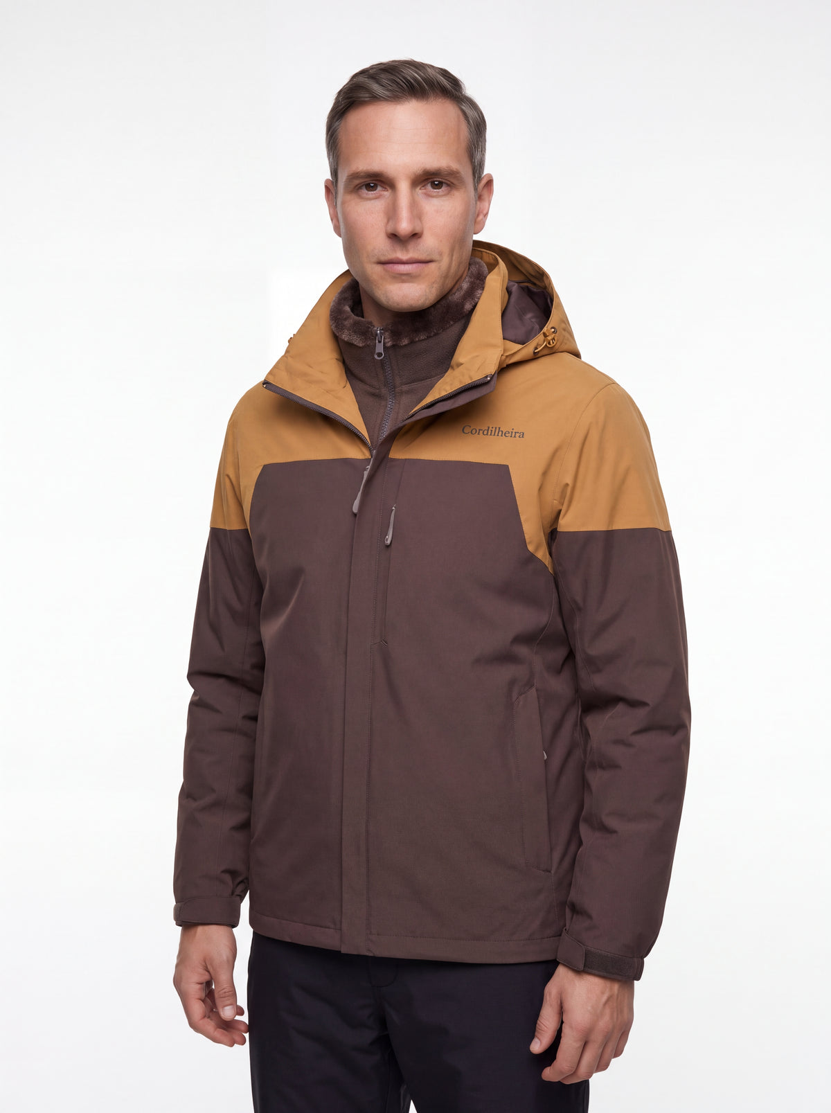 Modelo usando Jaqueta 3 em 1 Cordilheira Alpine Masculina em fundo branco, Roupa da Marca Cordilheira com Boa qualidade, resistência e proteção Confiável para esportes na neve.