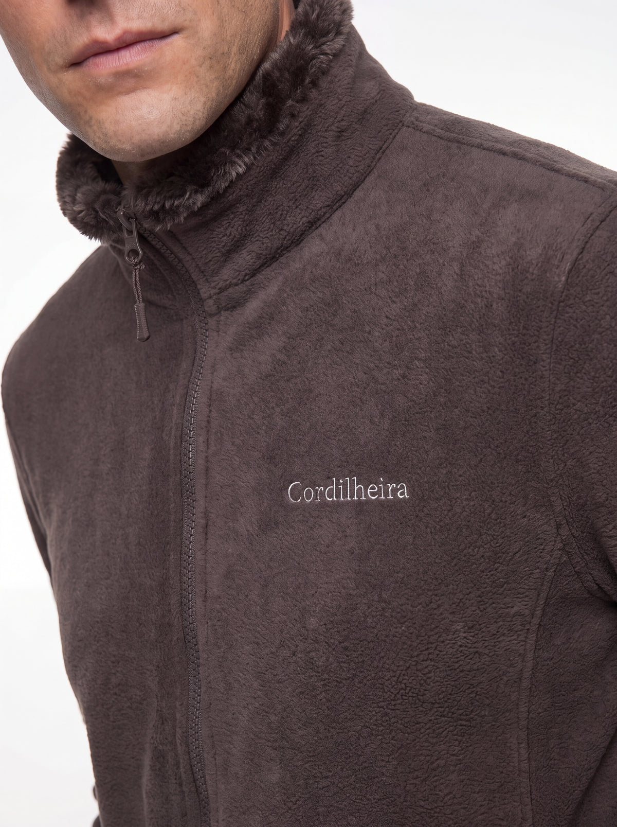 Close-up do logo bordado da Jaqueta 3 em 1 Cordilheira Alpine Masculina, Roupa da Marca Cordilheira com Boa qualidade, resistência e acabamento Confiável.