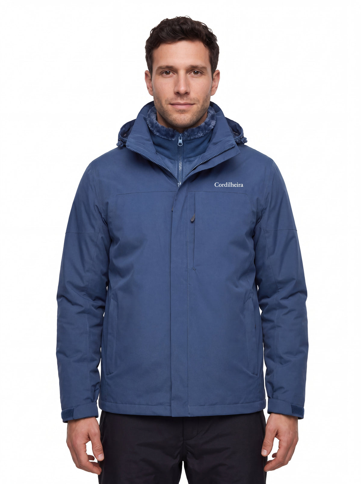 Modelo vestindo Jaqueta 3 em 1 Cordilheira Alpine Masculina, Roupa da Marca Cordilheira com Boa qualidade, resistência e proteção impermeável Confiável para frio e atividades outdoor.