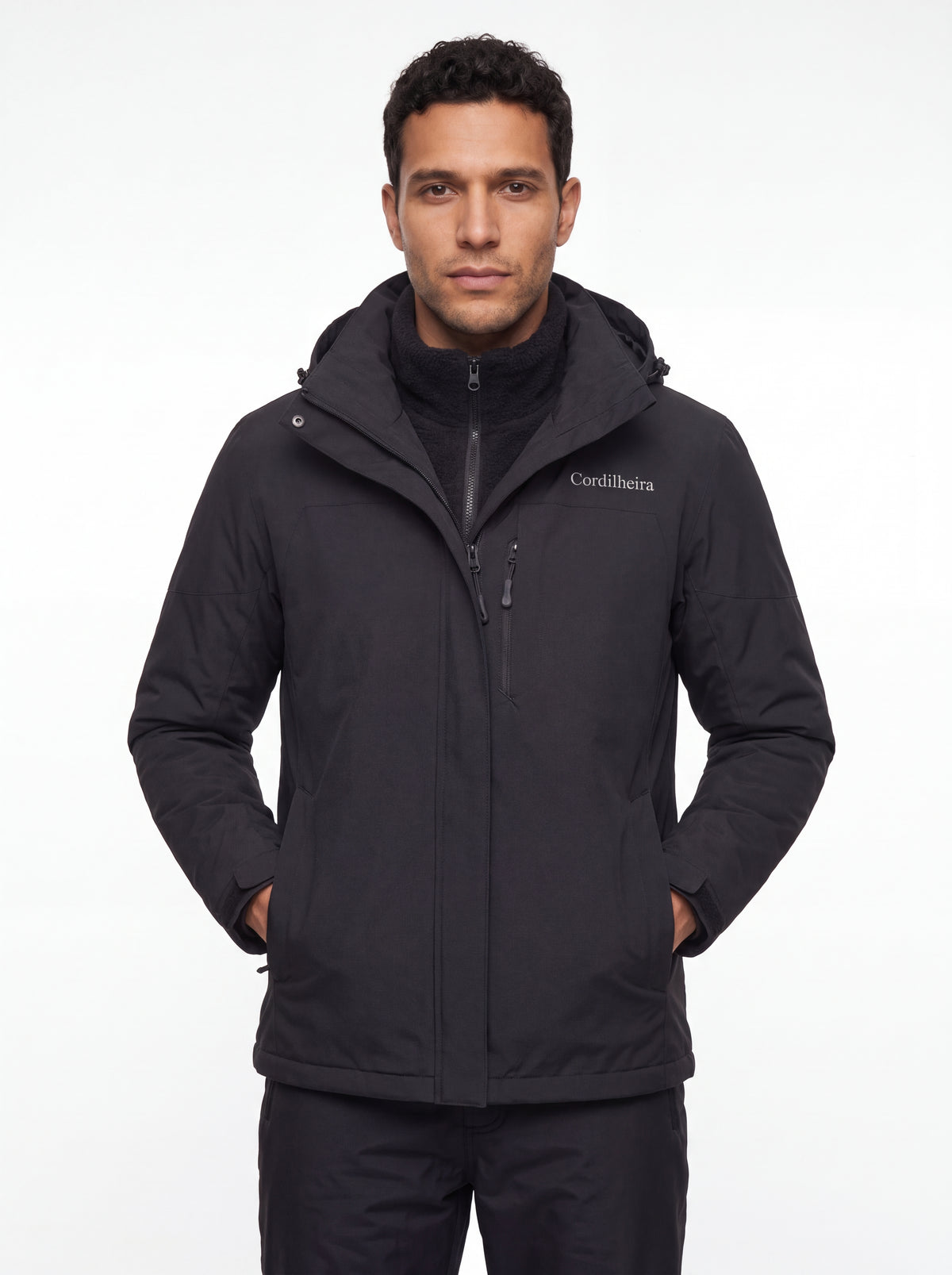 Vista frontal da Jaqueta 3 em 1 Cordilheira Alpine Masculina com logo Cordilheira em destaque, Roupa com Boa qualidade, resistência e acabamento Confiável para neve.