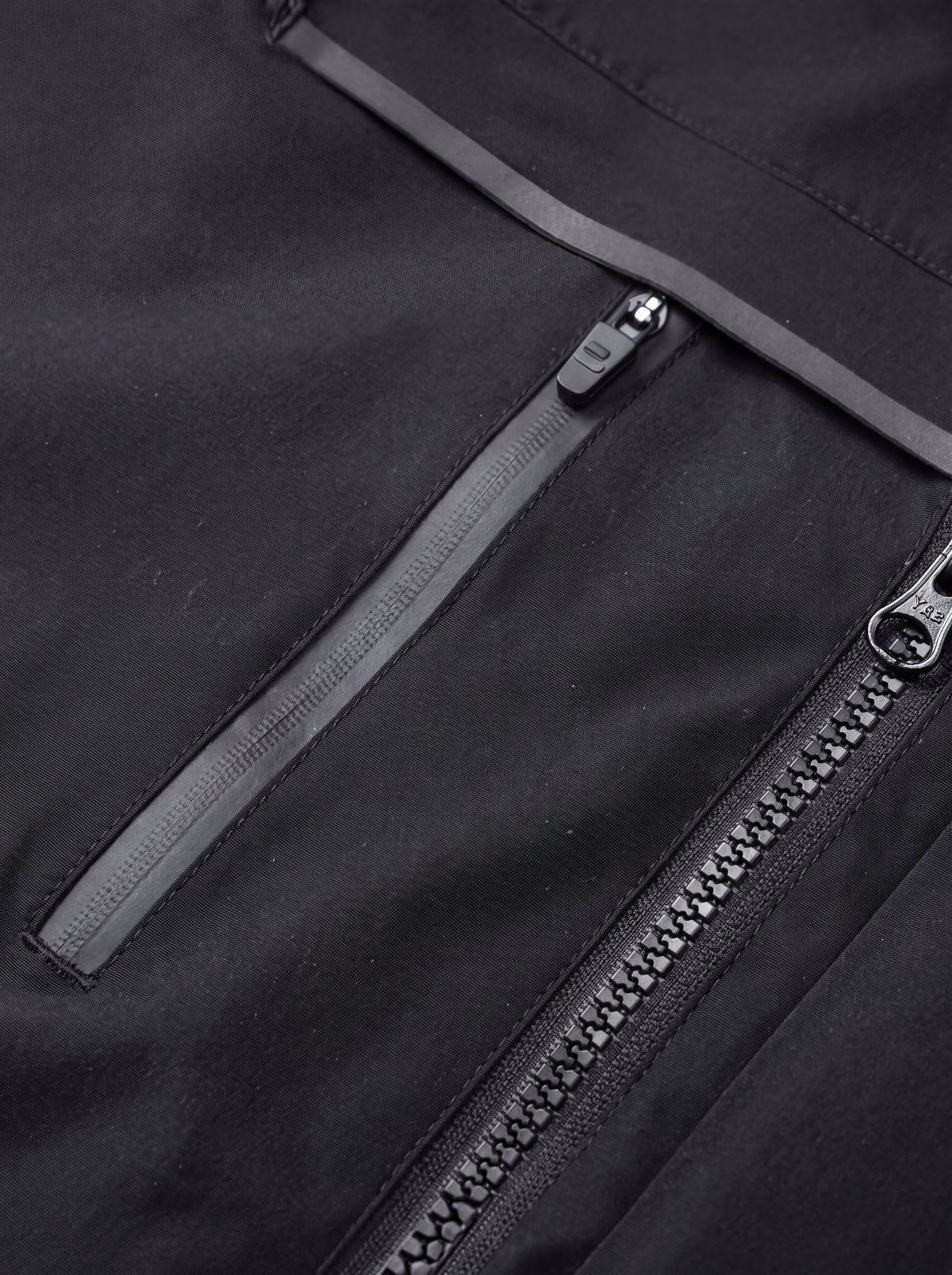 Detalhe da construção da Jaqueta Puffer 3 em 1 Cordilheira Hybrid Feminina, Roupa da Marca Cordilheira com Boa qualidade, resistência e proteção Confiável para frio intenso.