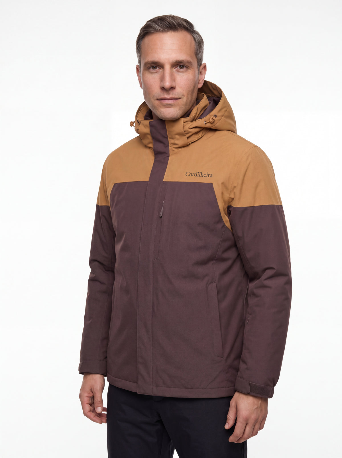 Modelo usando Jaqueta Puffer 3 em 1 Cordilheira Hybrid Feminina em contexto de ski, Roupa da Marca Cordilheira com Boa qualidade, resistência e proteção impermeável Confiável para neve, frio e esportes de inverno.