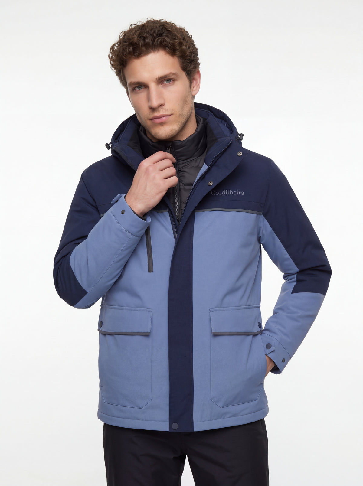 Modelo posando para catálogo com Jaqueta Puffer 3 em 1 Cordilheira Hybrid Masculina, Roupa da Marca Cordilheira com Boa qualidade, resistência e proteção Confiável para inverno.