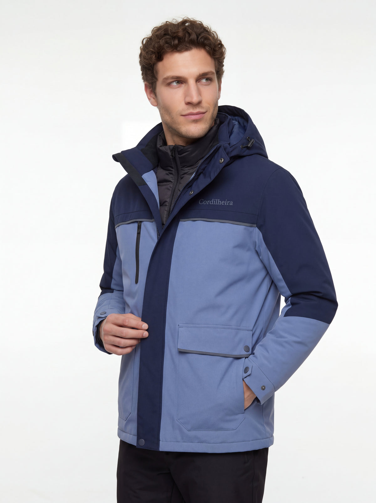 Modelo usando Jaqueta Puffer 3 em 1 Cordilheira Hybrid Masculina em catálogo de inverno, Roupa da Marca Cordilheira com Boa resistência e desempenho Confiável para neve.