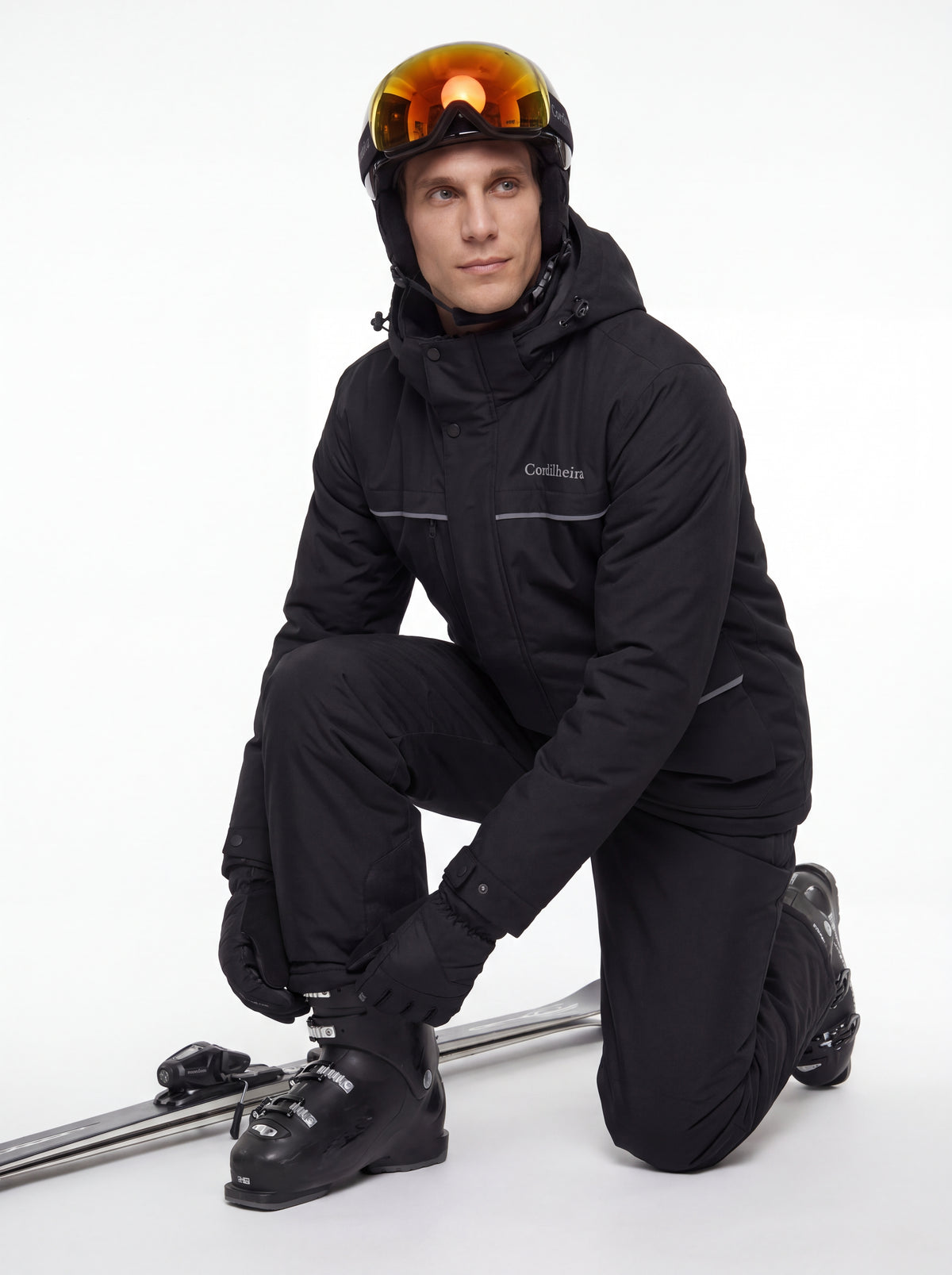 Modelo usando Jaqueta Puffer 3 em 1 Cordilheira Hybrid Masculina em ensaio de inverno, Roupa da Marca Cordilheira com Boa qualidade, resistência e proteção Confiável para neve.