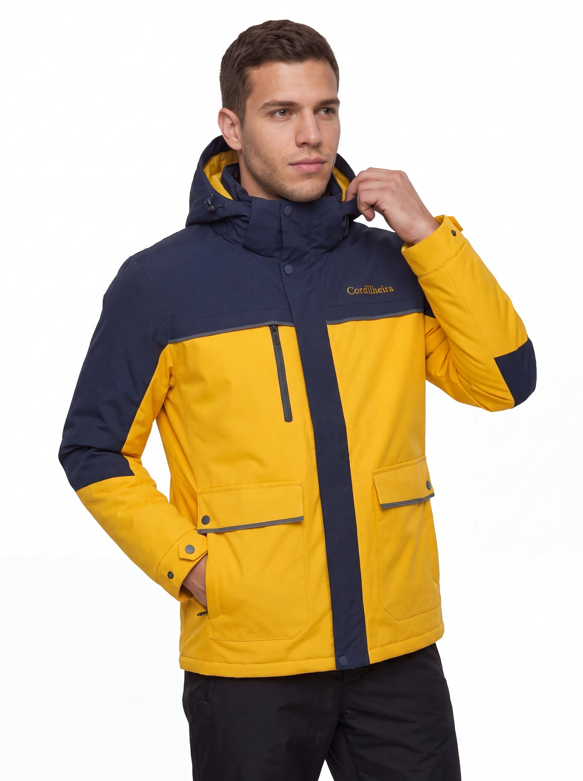 Modelo posando para catálogo de inverno com Jaqueta Puffer 3 em 1 Cordilheira Hybrid Masculina, Roupa da Marca Cordilheira com Boa qualidade e desempenho Confiável para ski.