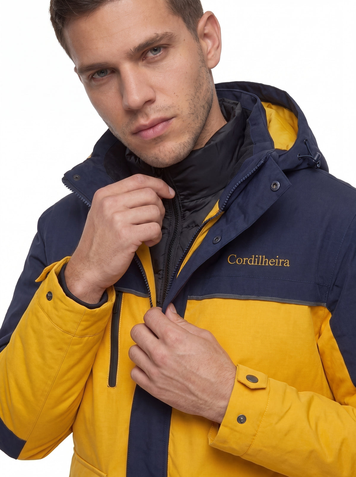 Modelo interagindo com as camadas da Jaqueta Puffer 3 em 1 Cordilheira Hybrid Masculina, Roupa da Marca Cordilheira com Boa qualidade e versatilidade Confiável para frio.