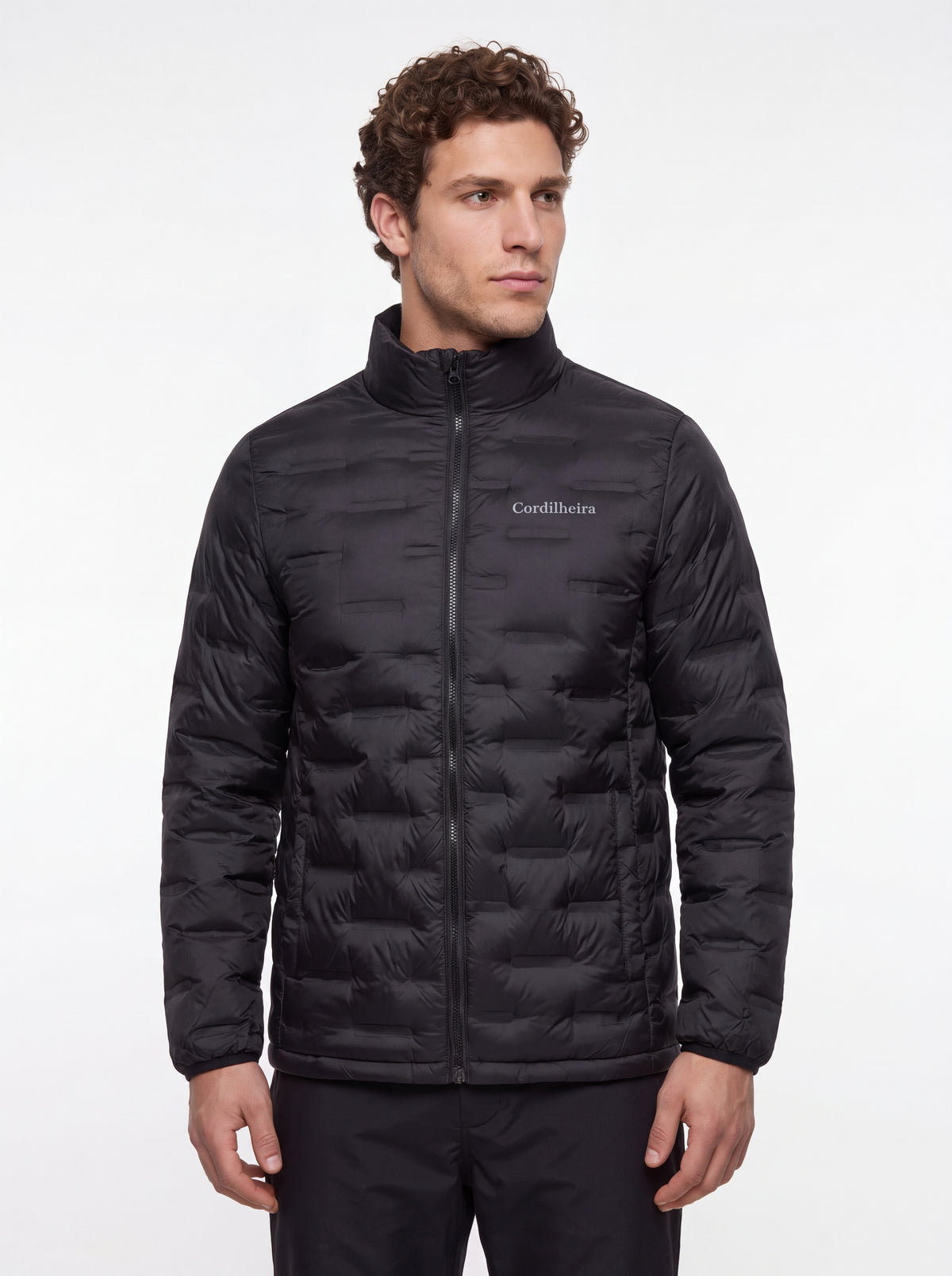 Modelo vestindo Jaqueta Puffer 3 em 1 Cordilheira Hybrid Masculina em pose alternativa, Roupa da Marca Cordilheira com Boa resistência e acabamento Confiável para frio e neve.