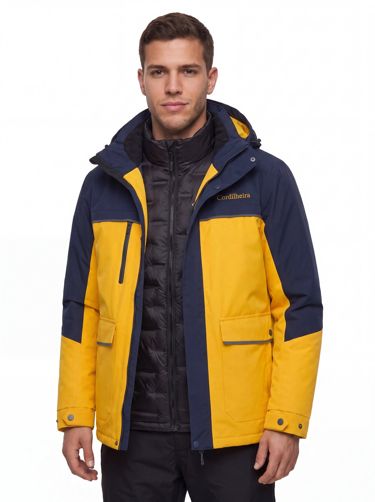 Modelo usando Jaqueta Puffer 3 em 1 Cordilheira Hybrid Masculina fechada, Roupa da Marca Cordilheira com Boa qualidade, conforto e proteção Confiável para frio intenso.