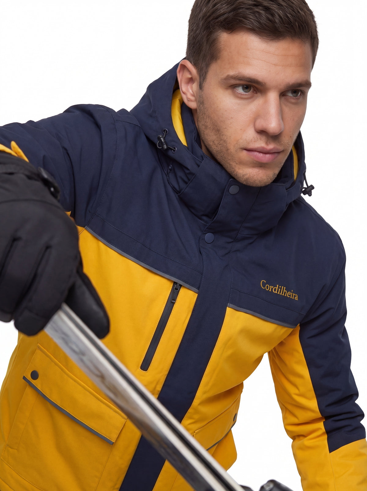 Modelo usando Jaqueta Puffer 3 em 1 Cordilheira Hybrid Masculina em proposta de ski, Roupa da Marca Cordilheira com Boa resistência e proteção Confiável para neve e frio.