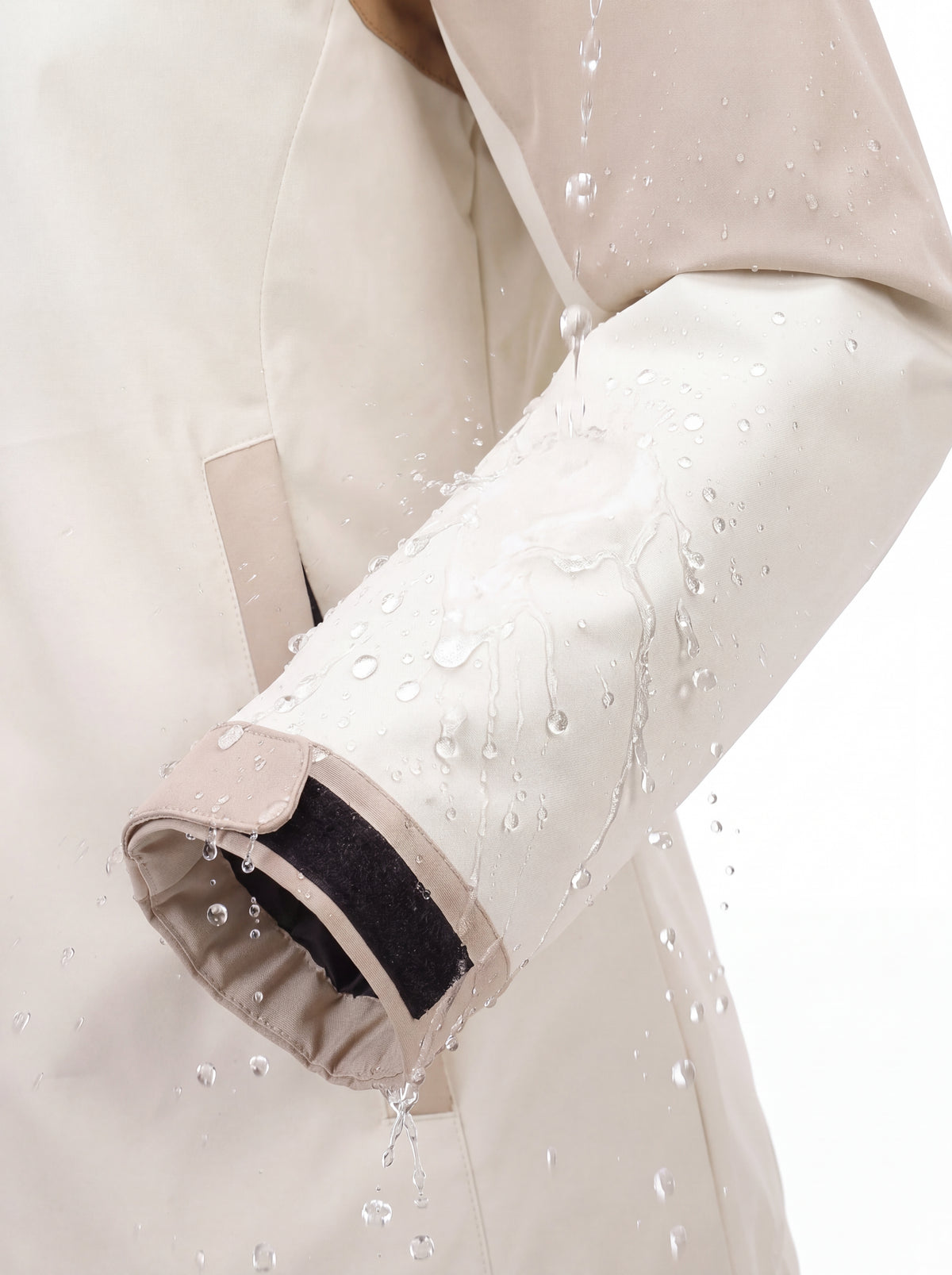 Close-up com gotas de água sobre o tecido da Jaqueta 3 em 1 Cordilheira Skiway Feminina, Roupa da Marca Cordilheira com Boa impermeabilidade, resistência e proteção Confiável para neve e umidade.