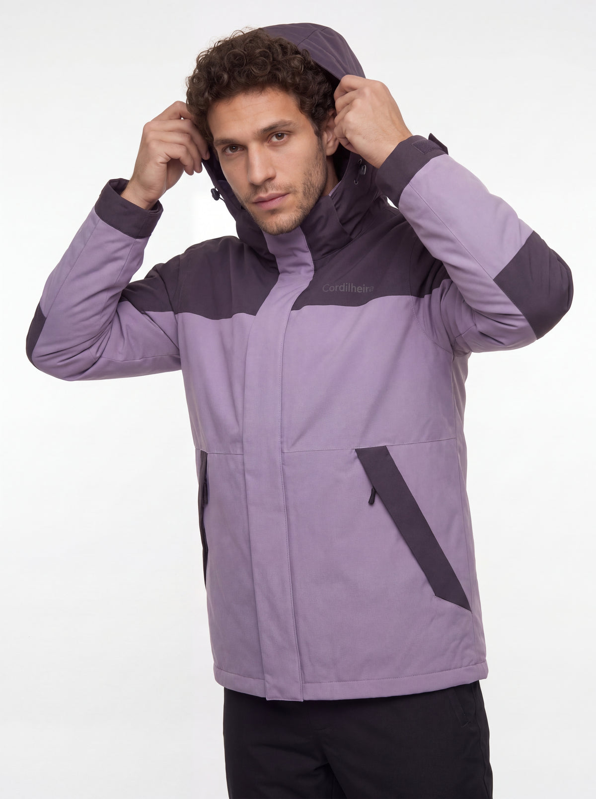 Modelo colocando o capuz da Jaqueta 3 em 1 Cordilheira Skiway Masculina, Roupa da Marca Cordilheira com Boa proteção, resistência e uso Confiável para vento, frio e neve.