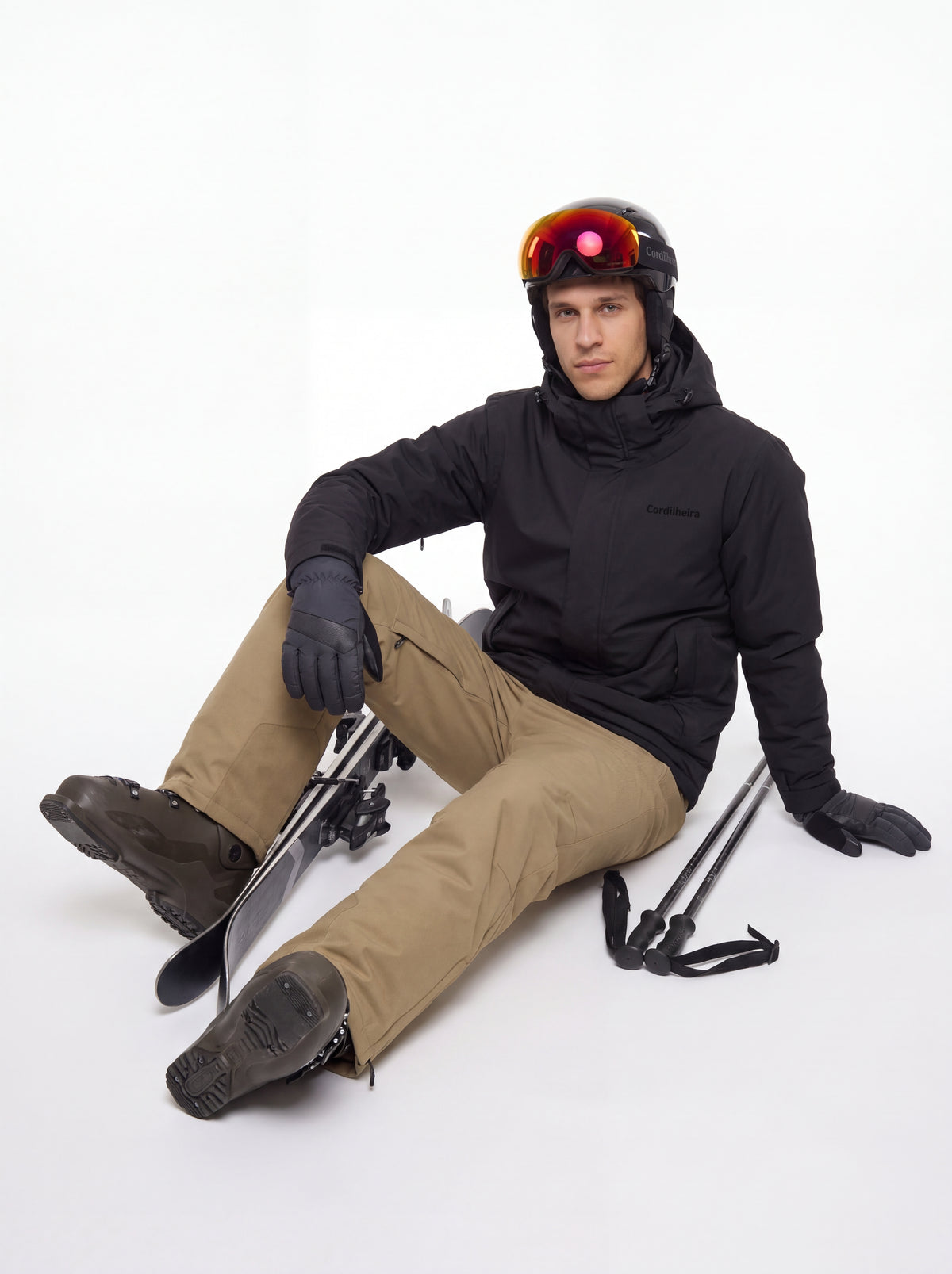 Modelo em catálogo de inverno usando Jaqueta 3 em 1 Cordilheira Skiway Masculina, Roupa da Marca Cordilheira com Boa proteção, resistência e conforto Confiável para neve e frio.