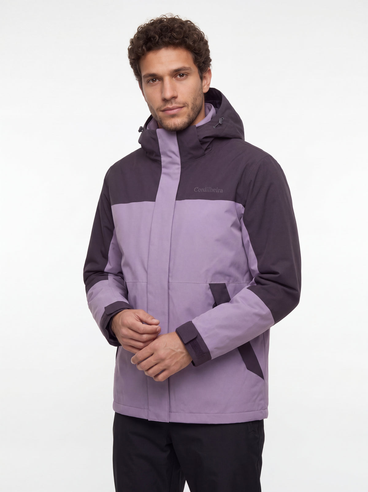 Modelo posando para catálogo de inverno com Jaqueta 3 em 1 Cordilheira Skiway Masculina, Roupa da Marca Cordilheira com Boa qualidade, resistência e proteção Confiável para esportes na neve.