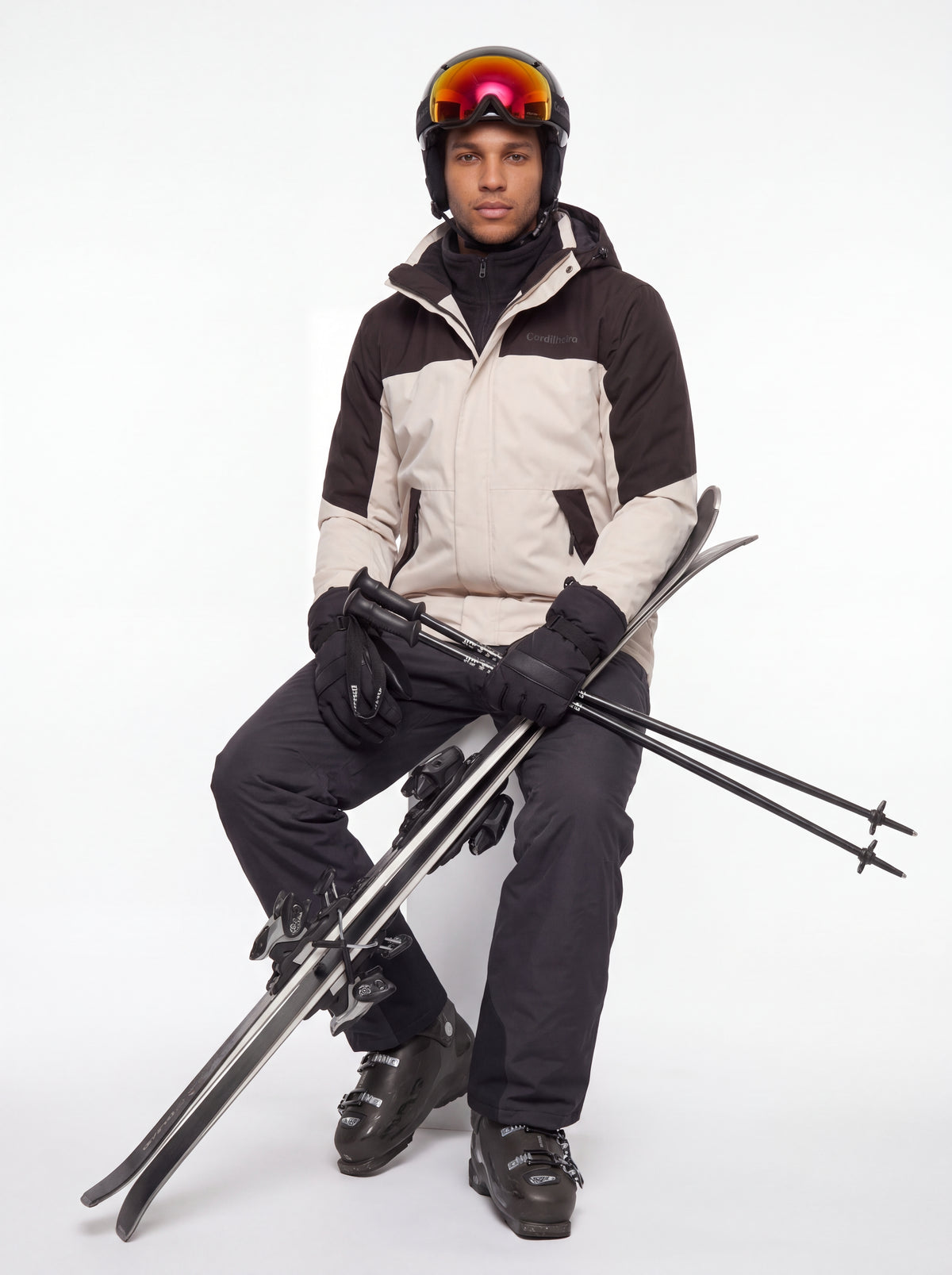 Modelo posando para catálogo com Jaqueta 3 em 1 Cordilheira Skiway Masculina, Roupa da Marca Cordilheira com Boa resistência, qualidade e desempenho Confiável para esportes na neve.