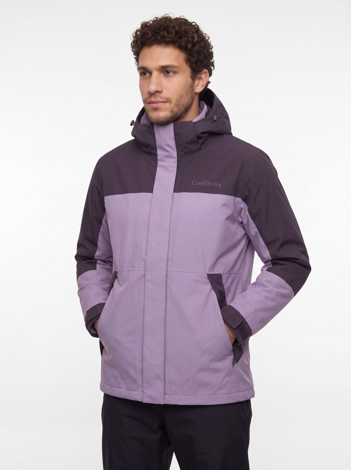 Modelo usando Jaqueta 3 em 1 Cordilheira Skiway Masculina em catálogo de inverno, Roupa da Marca Cordilheira com Boa resistência, qualidade e proteção Confiável para frio e neve.
