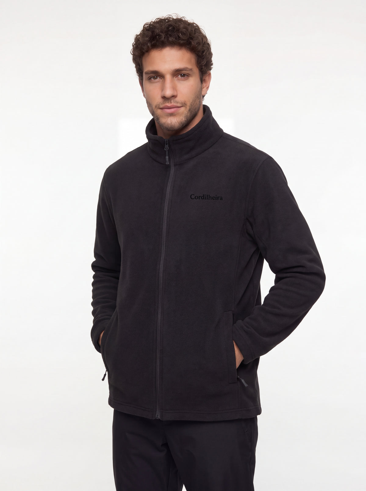 Modelo usando Jaqueta 3 em 1 Cordilheira Skiway Masculina em pose de produto, Roupa da Marca Cordilheira com Boa qualidade, resistência e proteção impermeável Confiável para ski, neve e esportes de inverno.