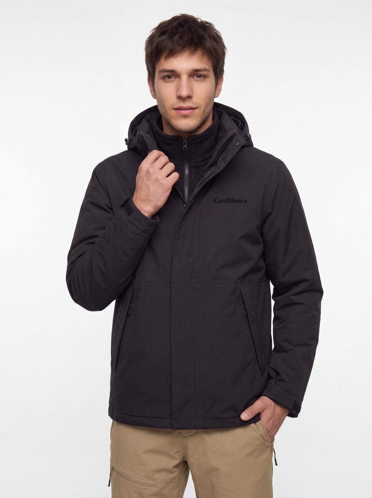 Modelo usando Jaqueta 3 em 1 Cordilheira Skiway Masculina com zíper fechado, Roupa da Marca Cordilheira com Boa qualidade, resistência e proteção Confiável para frio intenso.