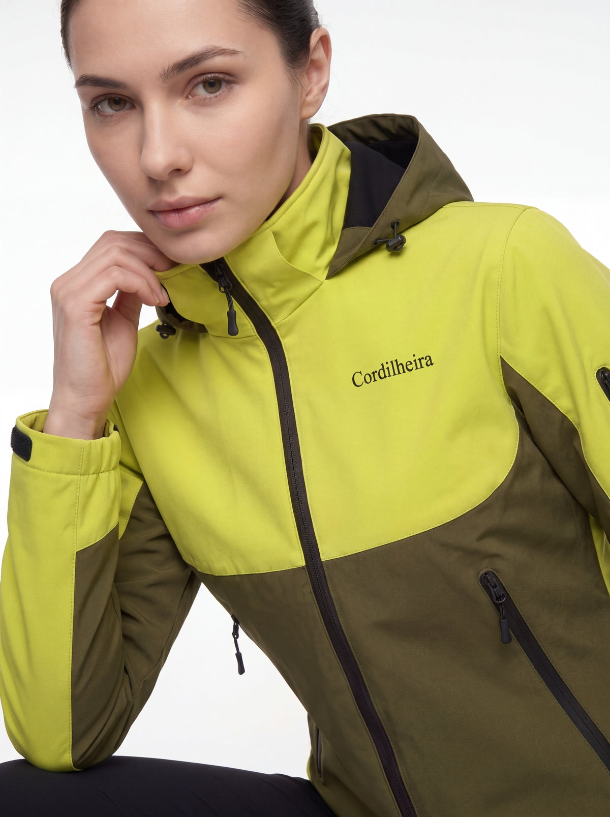 Modelo ajustando a gola da Jaqueta Cordilheira Strategy Feminina Impermeável, Roupa da Marca Cordilheira com Boa resistência, conforto e proteção Confiável para vento, frio e atividades outdoor.