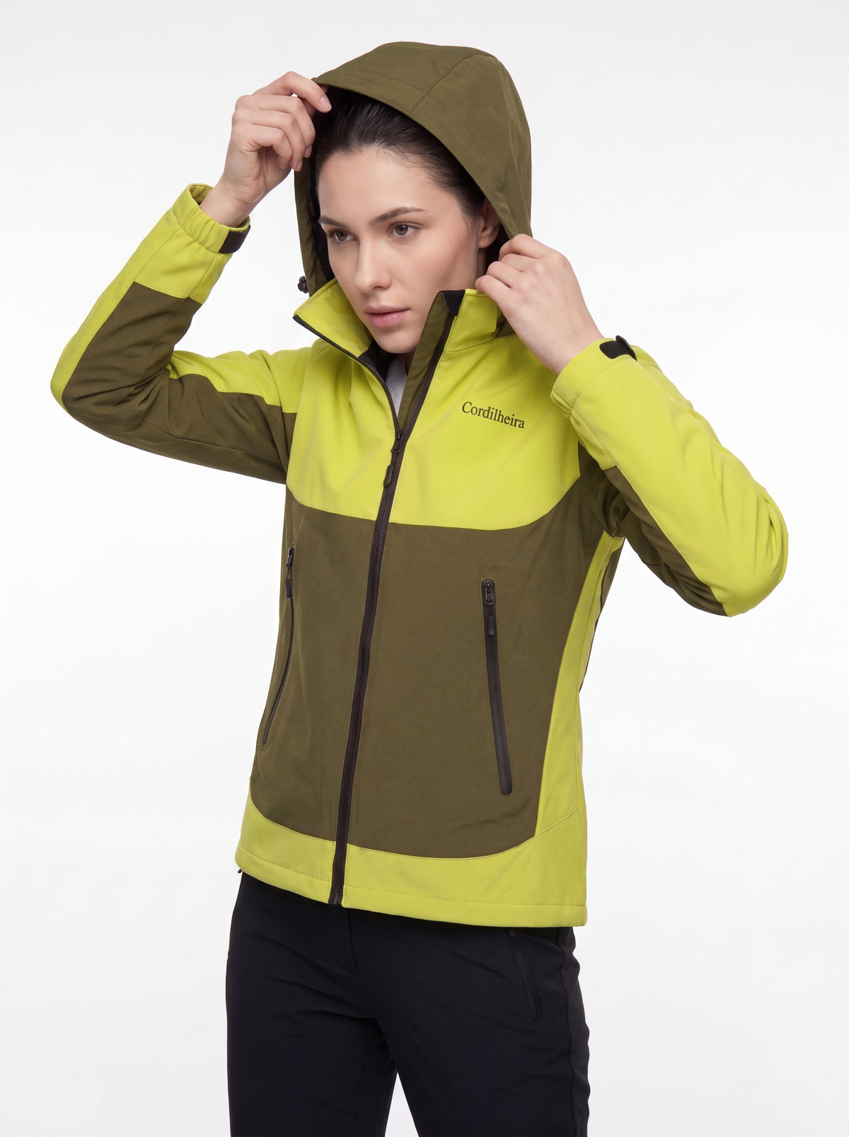 Modelo colocando o capuz da Jaqueta Cordilheira Strategy Feminina Impermeável, Roupa da Marca Cordilheira com Boa proteção, resistência e uso Confiável para trilhas e mudanças climáticas.