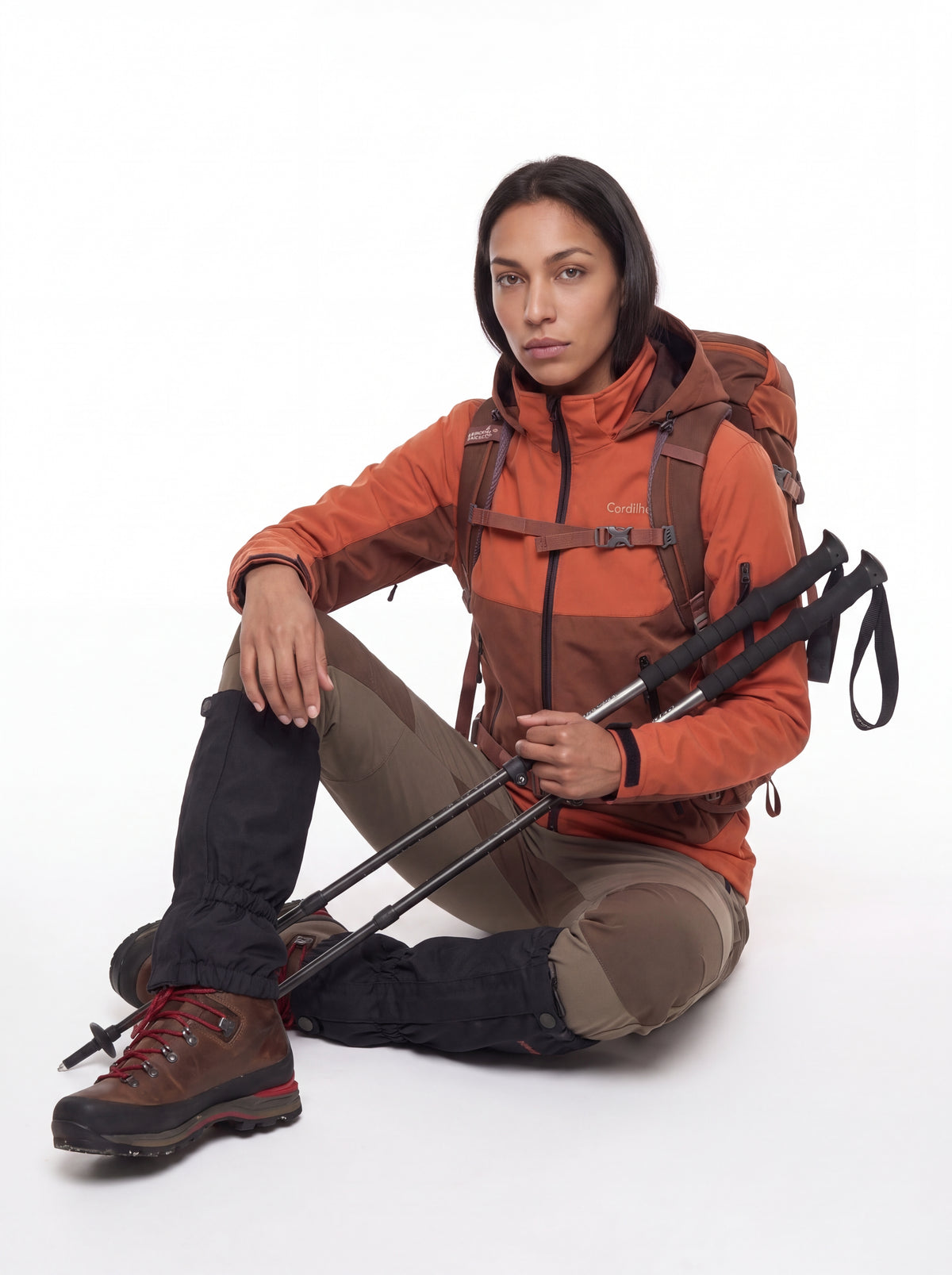 Modelo usando Jaqueta Cordilheira Strategy Feminina Impermeável em catálogo de inverno, Roupa da Marca Cordilheira com Boa resistência e proteção Confiável para frio e atividades ao ar livre.