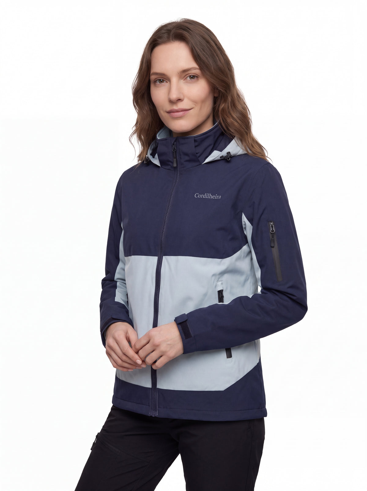 Modelo em catálogo outdoor usando Jaqueta Cordilheira Strategy Feminina Impermeável, Roupa da Marca Cordilheira com Boa proteção, resistência e desempenho Confiável para trekking.