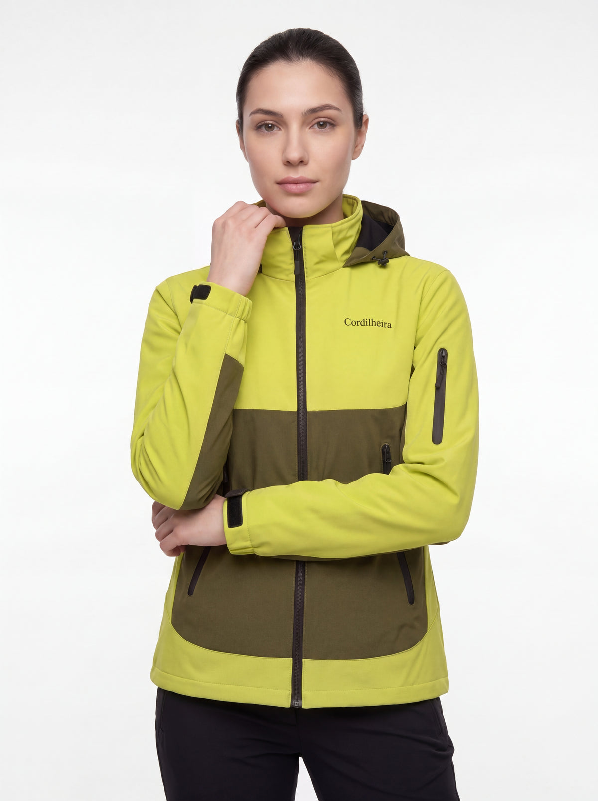 Modelo em catálogo de trekking usando Jaqueta Cordilheira Strategy Feminina Impermeável, Roupa da Marca Cordilheira com Boa resistência e desempenho Confiável para trilhas e aventura outdoor.