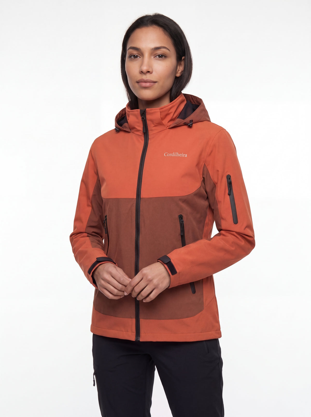 Modelo posando para catálogo de trekking com Jaqueta Cordilheira Strategy Feminina Impermeável, Roupa da Marca Cordilheira com Boa qualidade e resistência Confiável para outdoor.