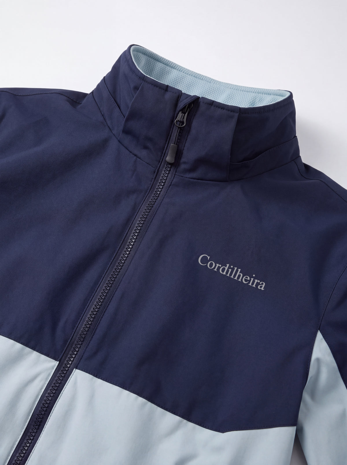 Close-up da gola da Jaqueta Cordilheira Strategy Feminina Impermeável, Roupa da Marca Cordilheira com Boa qualidade, resistência e acabamento Confiável para vento, frio e outdoor.