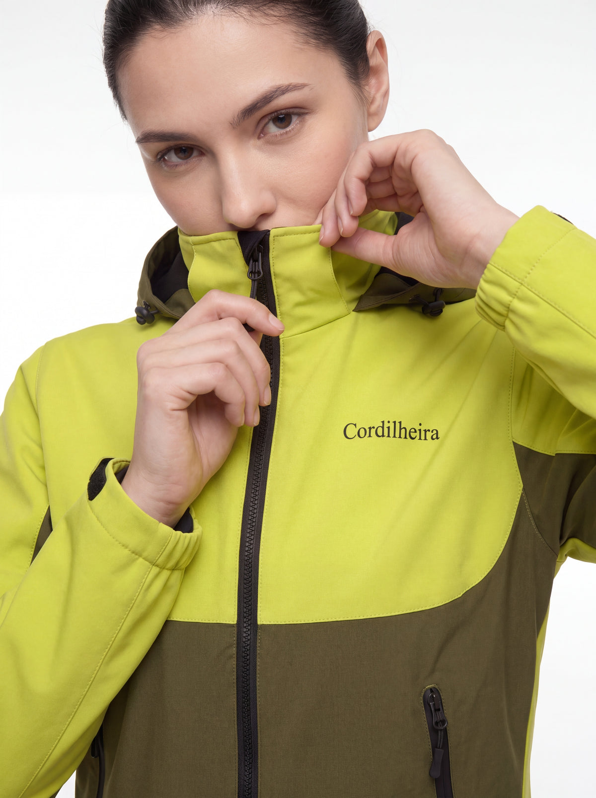 Modelo interagindo com a gola da Jaqueta Cordilheira Strategy Feminina Impermeável, Roupa da Marca Cordilheira com Boa qualidade, resistência e acabamento Confiável para uso ao ar livre.