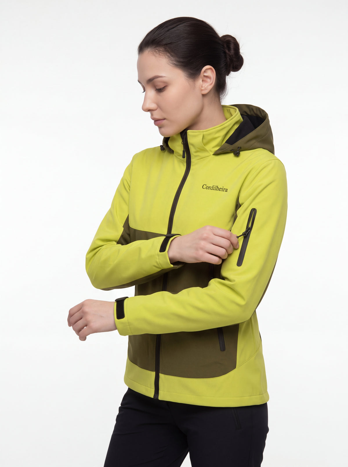Modelo interagindo com a Jaqueta Cordilheira Strategy Feminina Impermeável, Roupa da Marca Cordilheira com Boa qualidade, funcionalidade e resistência Confiável para o uso ao ar livre.