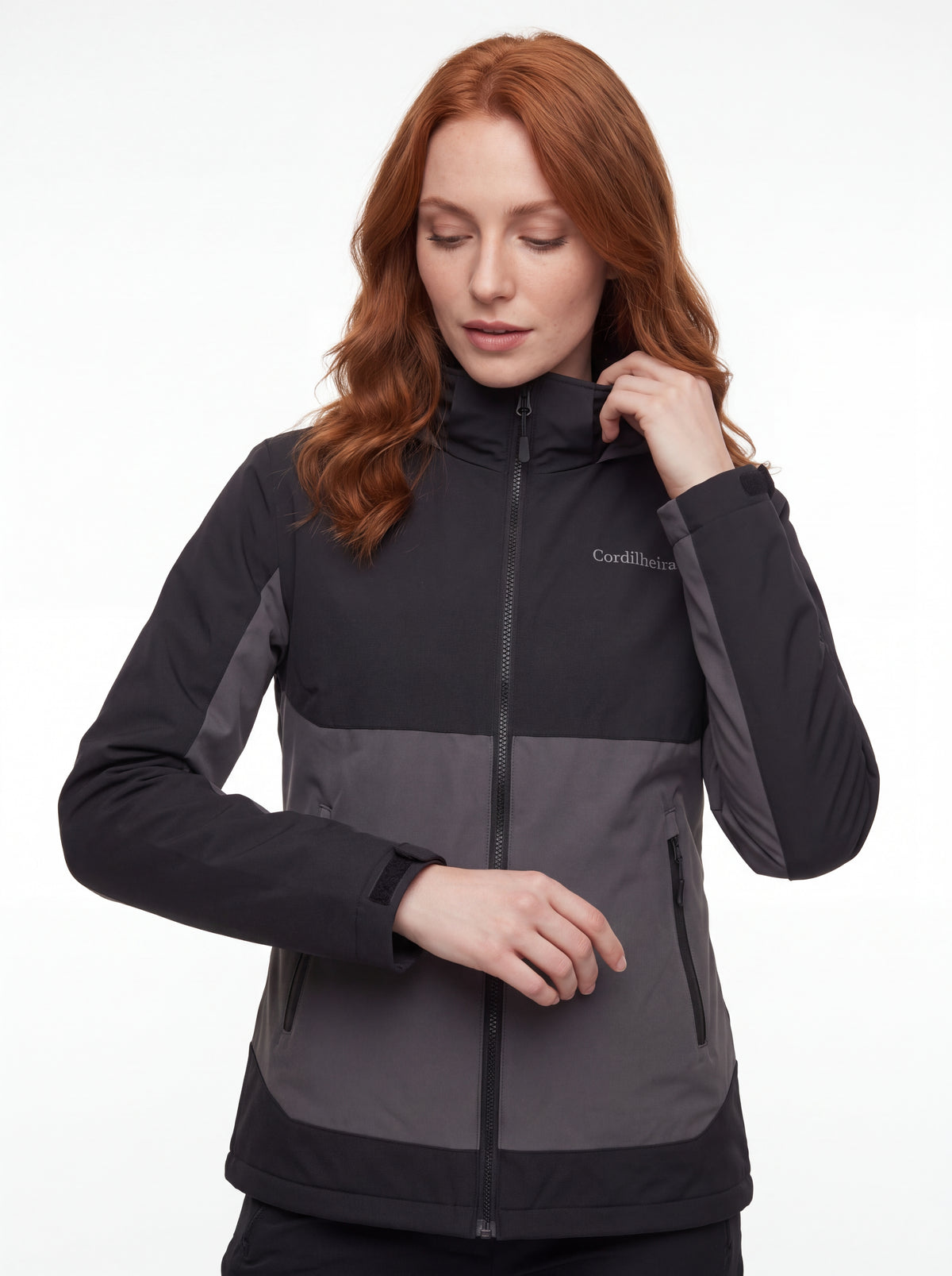 Modelo interagindo com a Jaqueta Cordilheira Strategy Feminina Impermeável, Roupa da Marca Cordilheira com Boa qualidade, resistência e funcionalidade Confiável para o uso ao ar livre.