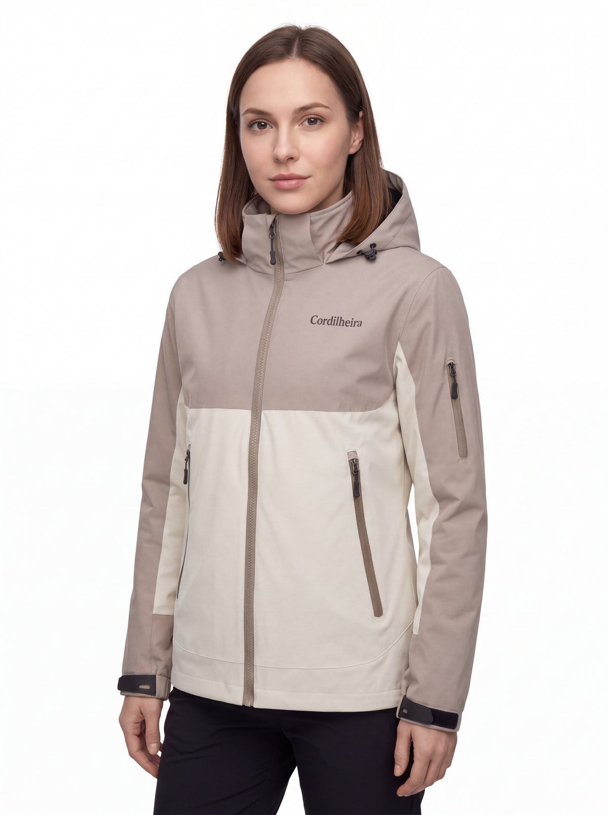 Modelo usando Jaqueta Cordilheira Strategy Feminina Impermeável com logo em destaque, Roupa da Marca Cordilheira com Boa qualidade, resistência e acabamento Confiável para outdoor.