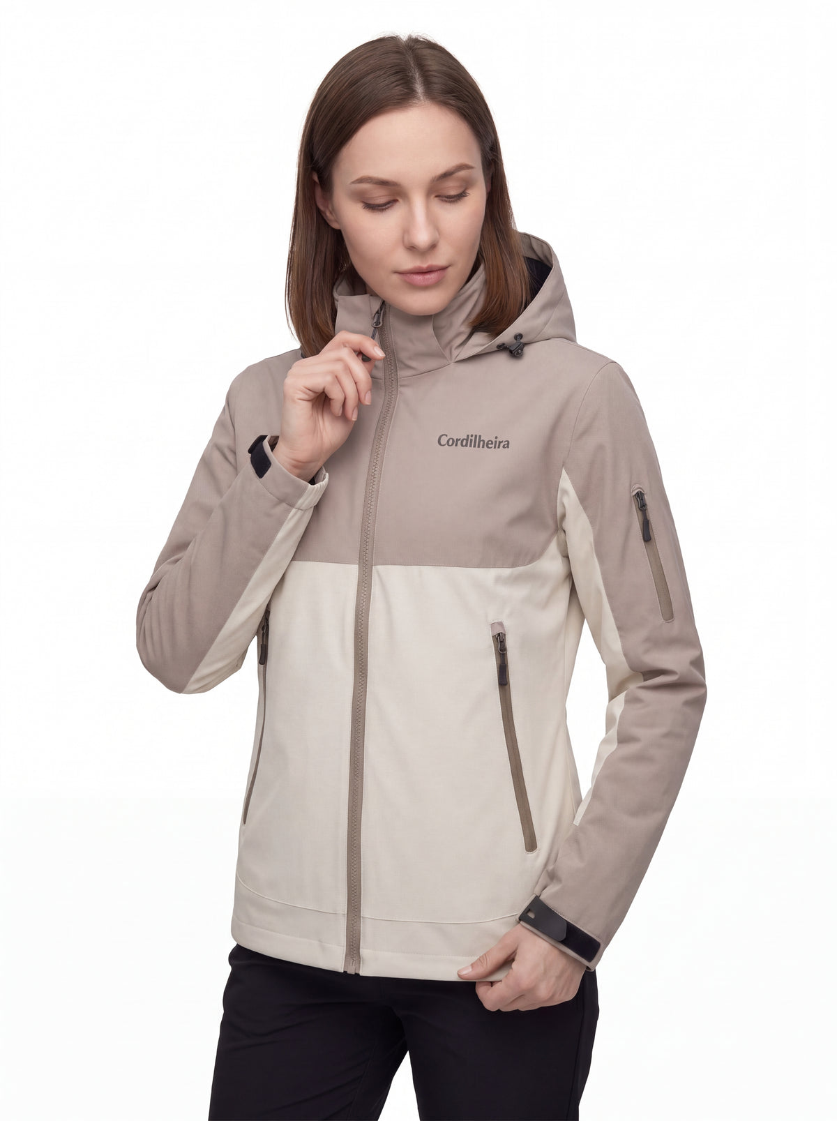 Modelo em pose com logo da Jaqueta Cordilheira Strategy Feminina Impermeável em destaque, Roupa da Marca Cordilheira com Boa resistência e acabamento Confiável para trilhas.