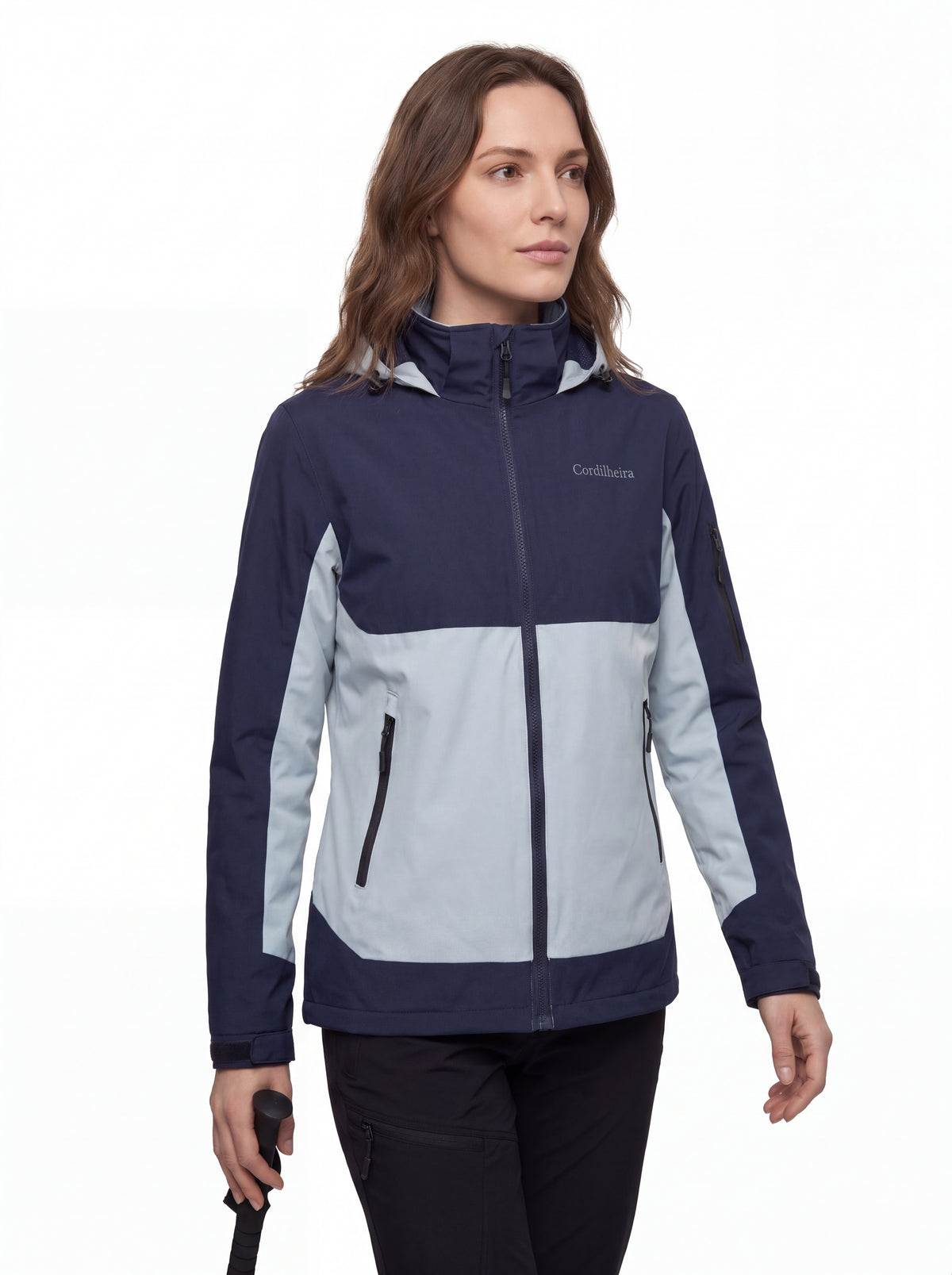 Modelo usando Jaqueta Cordilheira Strategy Feminina Impermeável em pose de trekking, Roupa da Marca Cordilheira com Boa qualidade, resistência e uso Confiável para trilhas.