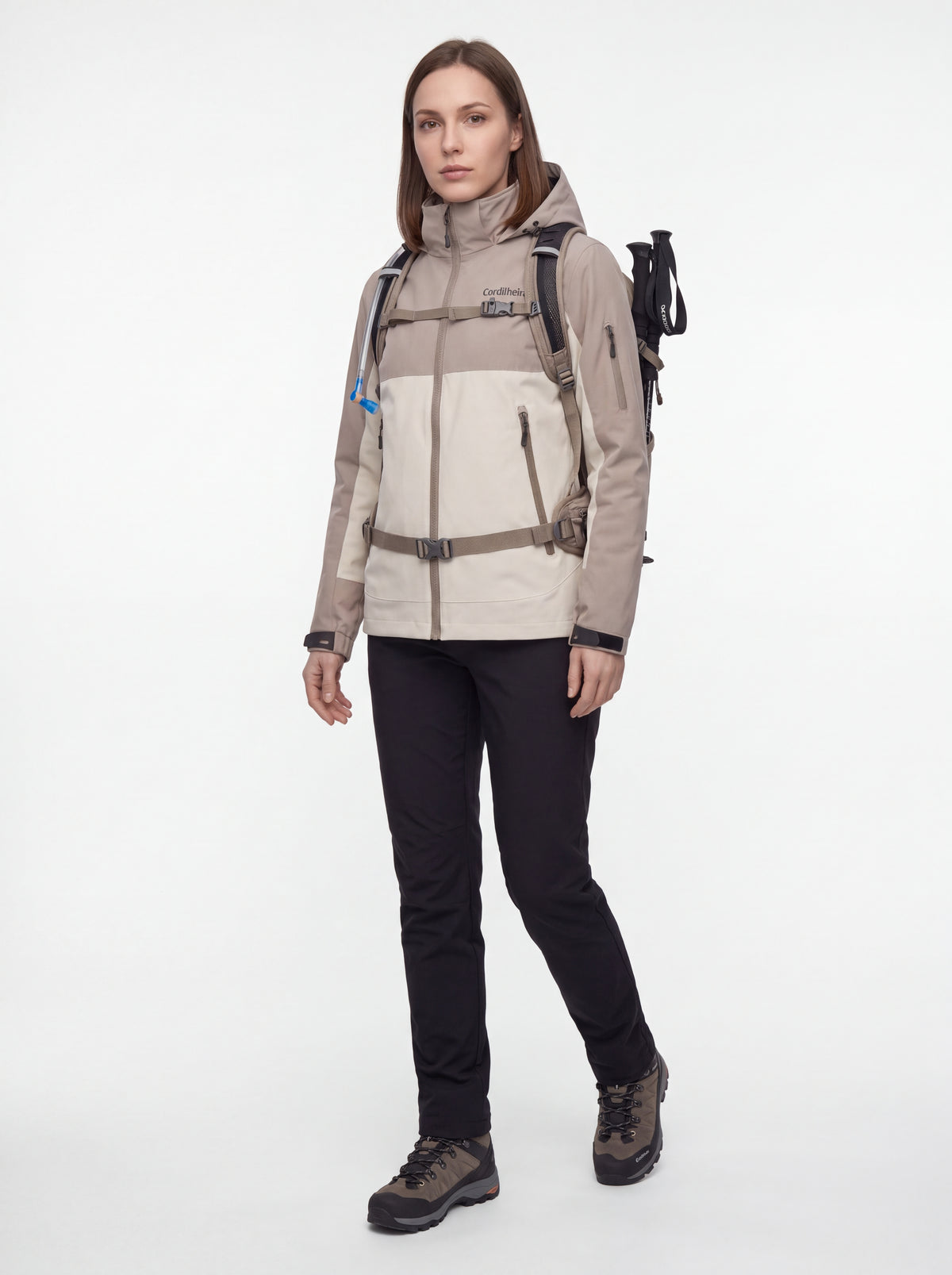 Modelo usando Jaqueta Cordilheira Strategy Feminina Impermeável em proposta trail profissional, Roupa da Marca Cordilheira com Boa resistência, proteção e desempenho Confiável para trekking.
