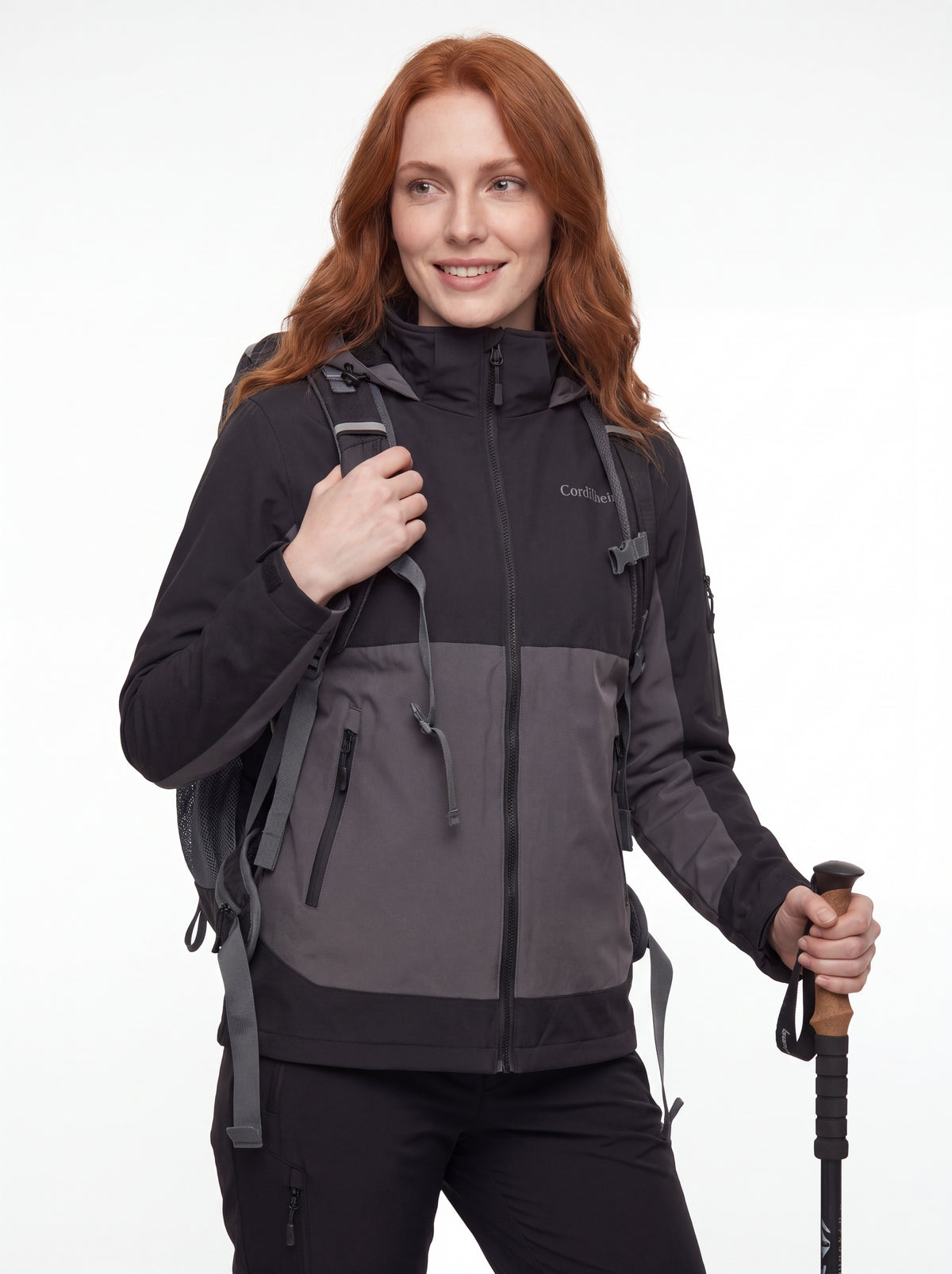 Modelo usando Jaqueta Cordilheira Strategy Feminina Impermeável em catálogo de trekking, Roupa da Marca Cordilheira com Boa qualidade e desempenho Confiável para trilhas.