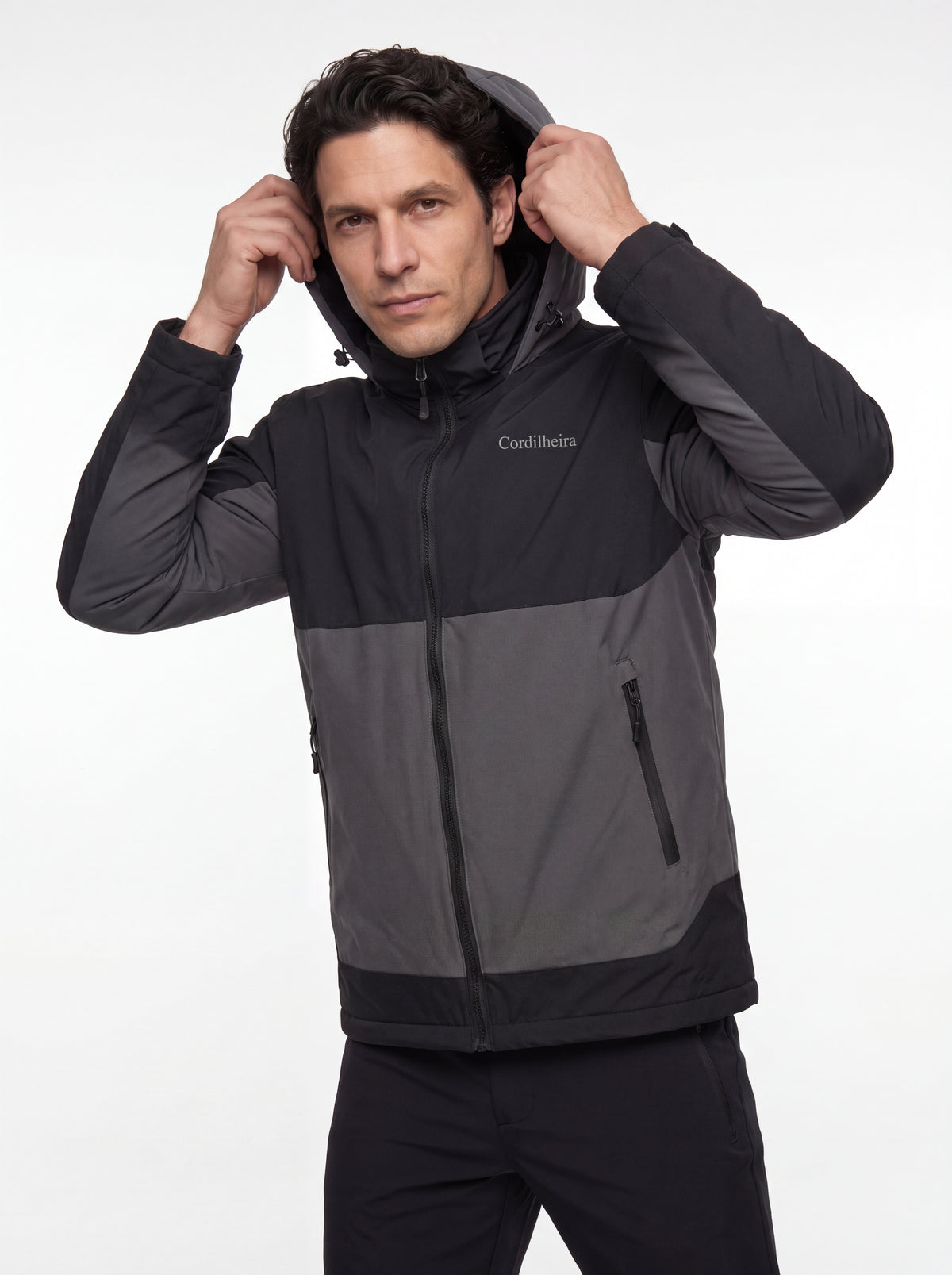 Modelo colocando o capuz da Jaqueta Cordilheira Strategy Masculina Impermeável, Roupa da Marca Cordilheira com Boa resistência e proteção Confiável para vento, frio e atividades ao ar livre.