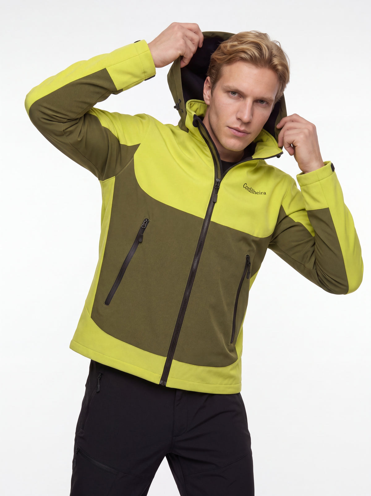 Modelo posando com capuz da Jaqueta Cordilheira Strategy Masculina Impermeável, Roupa da Marca Cordilheira com Boa proteção, resistência e uso Confiável para trekking e atividades ao ar livre.