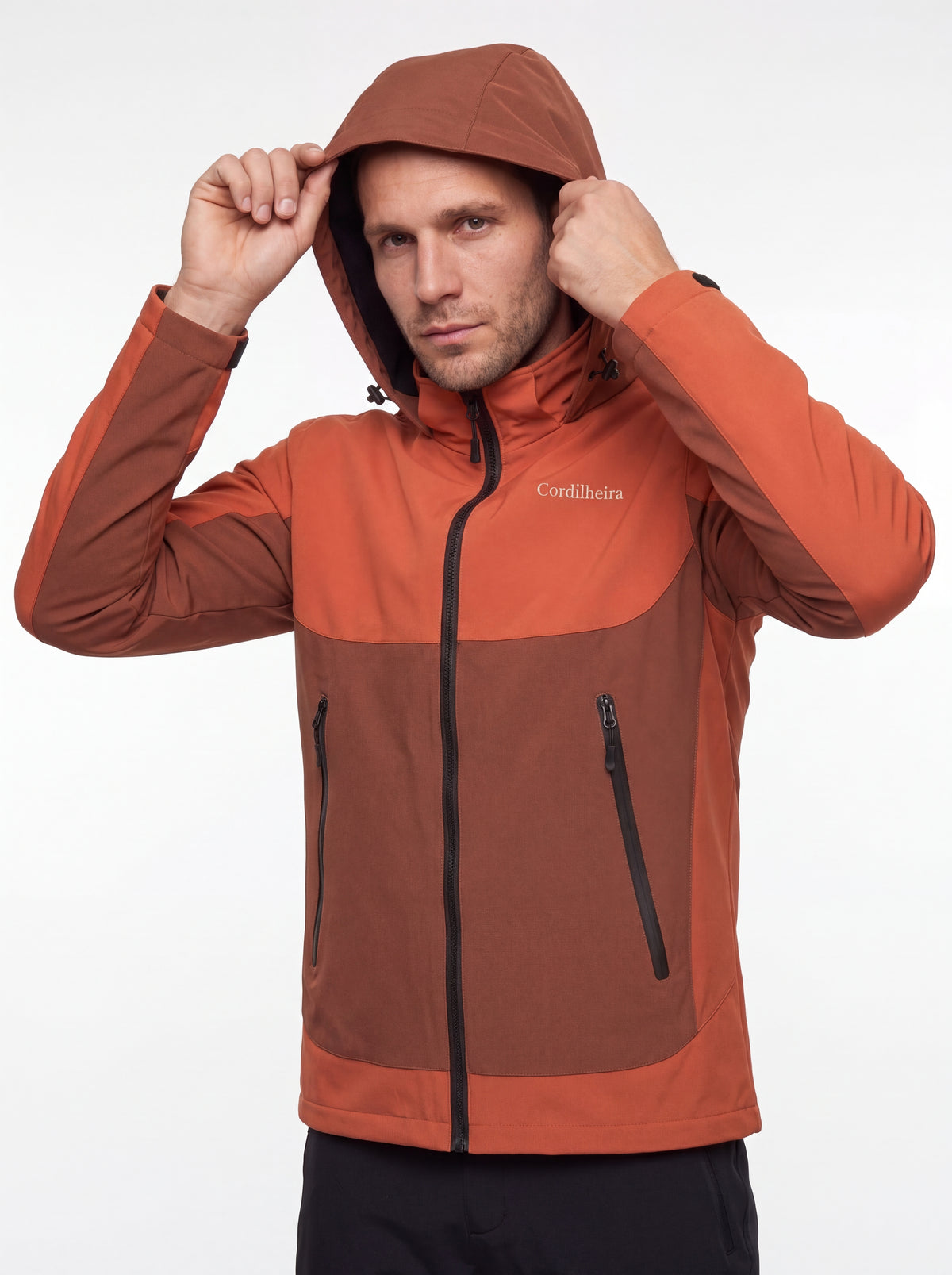 Modelo colocando o capuz da Jaqueta Cordilheira Strategy Masculina Impermeável, Roupa da Marca Cordilheira com Boa resistência e proteção Confiável para trilha e mudanças climáticas.