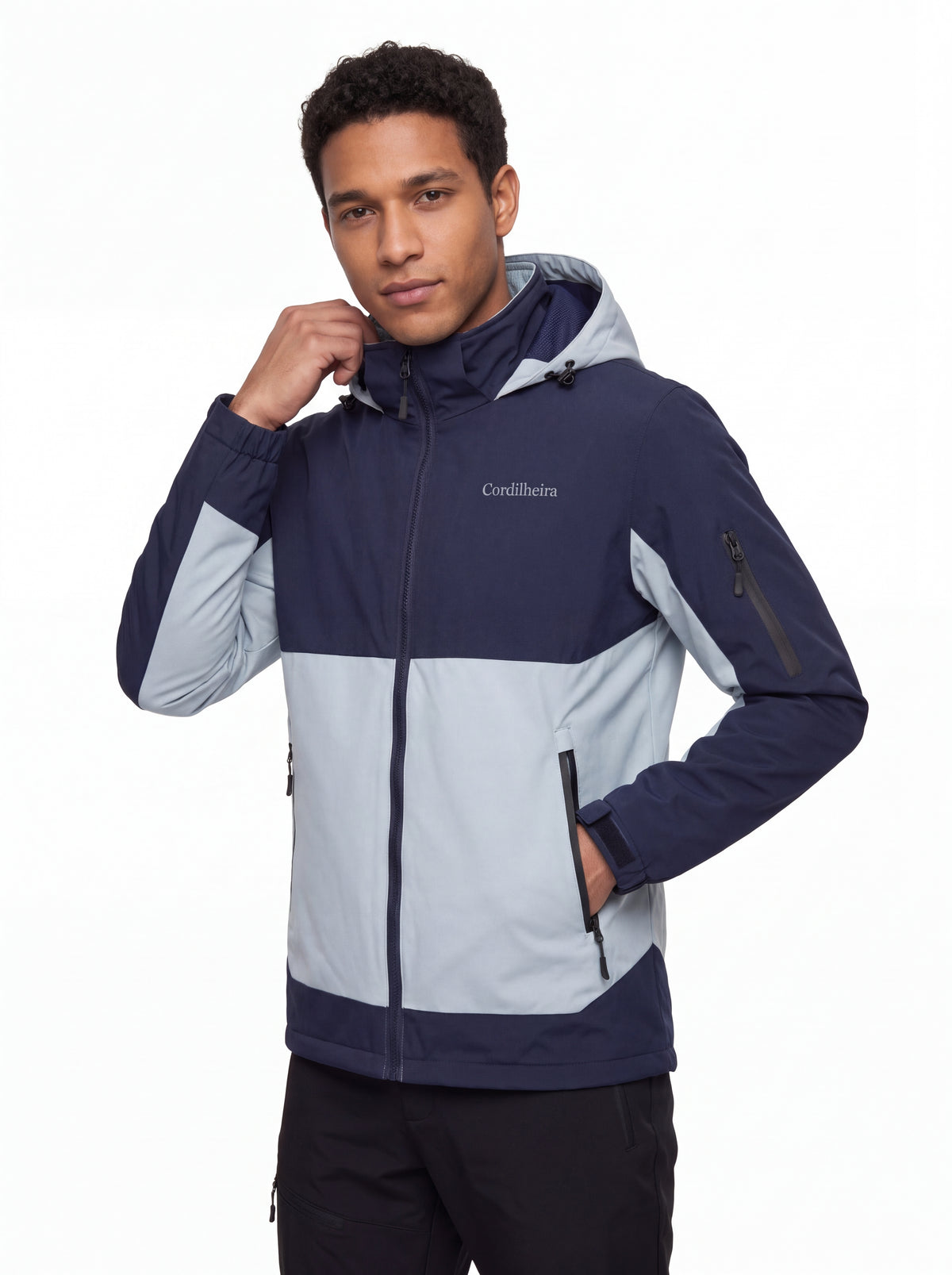 Modelo em catálogo de inverno usando Jaqueta Cordilheira Strategy Masculina Impermeável, Roupa da Marca Cordilheira com Boa qualidade e resistência Confiável para frio e uso ao ar livre.