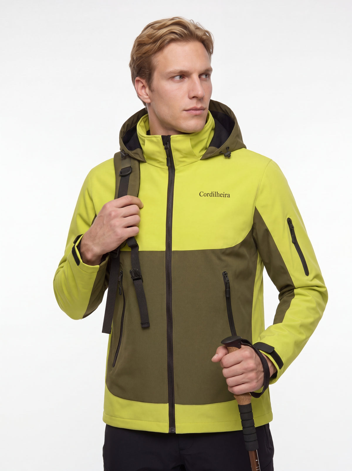 Modelo em catálogo de trekking usando Jaqueta Cordilheira Strategy Masculina Impermeável, Roupa da Marca Cordilheira com Boa resistência, qualidade e desempenho Confiável para trilhas.
