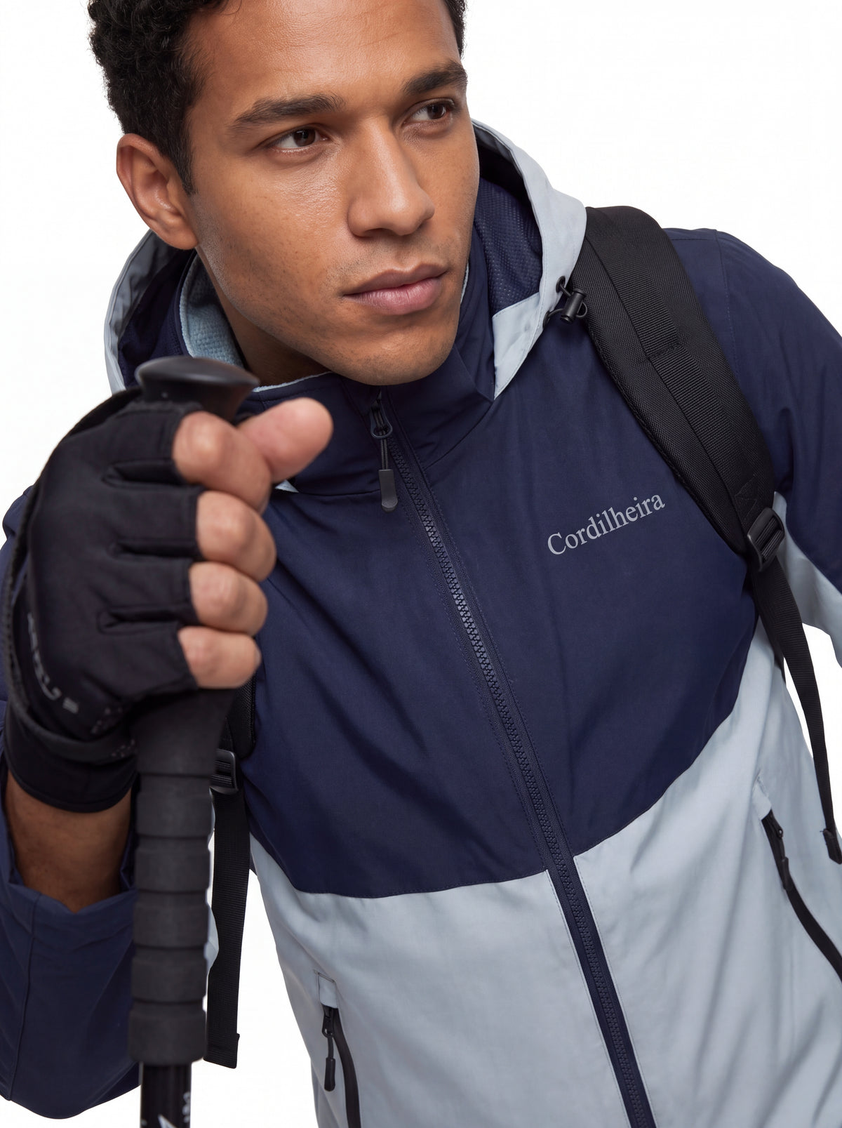 Close-up da Jaqueta Cordilheira Strategy Masculina Impermeável em campanha outdoor, Roupa da Marca Cordilheira com Boa qualidade, resistência e acabamento Confiável para trilhas.